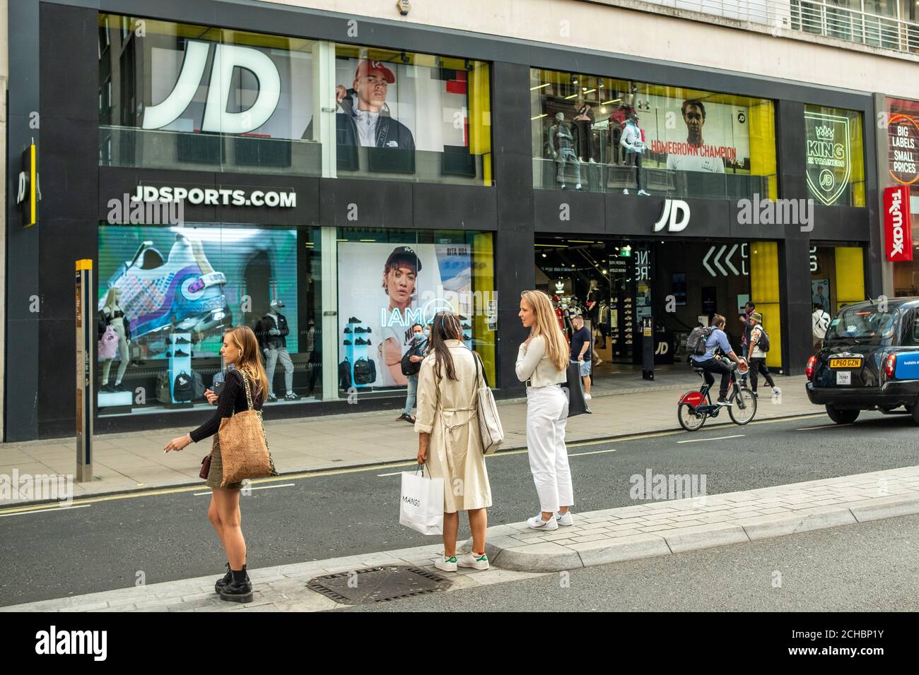 London - September 2020: Shopper auf der Oxford Street vor dem JD Sports Shop Stockfoto