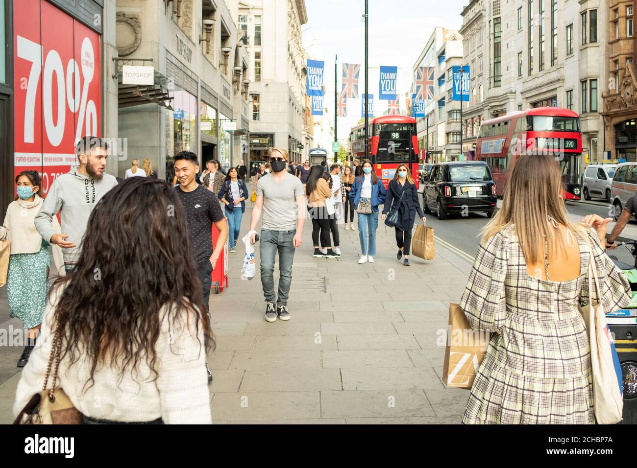London - September, 2020: Menschen einkaufen auf der Oxford Street im Westen Ende. EIN weltberühmtes Wahrzeichen und Einkaufszentrum in London Stockfoto