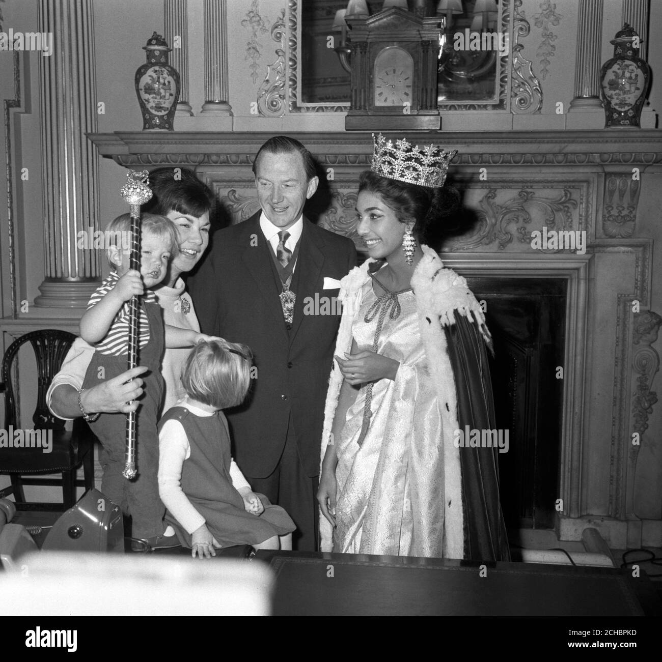 Miss World 1966 Reita Faria (Miss Indien) wird vom Oberbürgermeister von London und seiner Familie zu ihrem Erfolg gratuliert, als sie eine Runde von Verlobung begann, indem sie sie im Londoner Mansion House besuchte. Der Oberbürgermeister, Alderman Sir Robert Bellinger, steht neben der Bürgermeisterin Lady Bellinger und ihren beiden Kindern Ian und Louise. Stockfoto