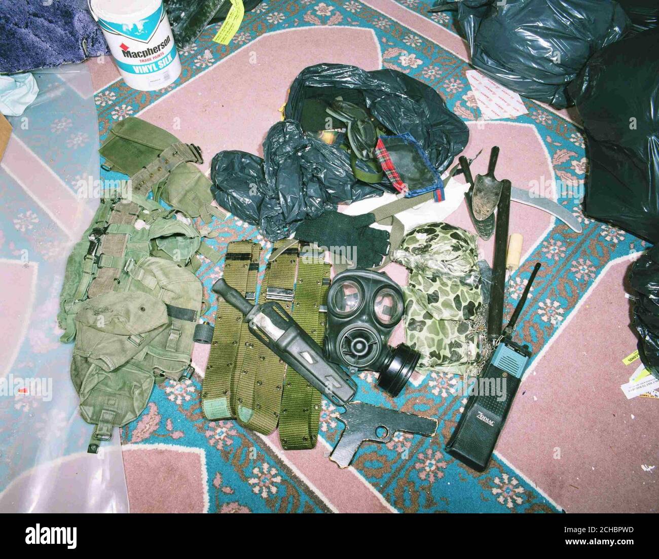 Undatierte Bild von der Metropolitan Police einer Gasmaske, Jagd-Stil Messer und Radio-Ausrüstung unter einer Vielzahl von militärischen Stil Gegenstände im Januar 2003 gefunden veröffentlicht, von der Polizei, die Finsbury Park Moschee durchsucht, wo Abu Hamza predigte. Die von der Polizei entfernten Gegenstände umfassten leere Schusswaffen, CS-Spray, eine Elektroschocker, Schutzanzüge und eine Gasmaske. Leere, falsche und gestohlene Pässe, Laminiergeräte, Kreditkarten und mehr als £3,000 in bar wurden ebenfalls zurückgeholt. Es konnte nicht eindeutig nachgewiesen werden, wem die Gegenstände gehörten und es wurden keine Gebühren erhoben. Siehe PA Geschichte GERICHTE Hamza. DRÜCKEN SIE ALS Stockfoto Undatierte Bild von der Metropolitan Police einer Gasmaske, Jagd-Stil Messer und Radio-Ausrüstung unter einer Vielzahl von militärischen Stil Gegenstände im Januar 2003 gefunden veröffentlicht, von der Polizei, die Finsbury Park Moschee durchsucht, wo Abu Hamza predigte. Die von der Polizei entfernten Gegenstände umfassten leere Schusswaffen, CS-Spray, eine Elektroschocker, Schutzanzüge und eine Gasmaske. Leere, falsche und gestohlene Pässe, Laminiergeräte, Kreditkarten und mehr als £3,000 in bar wurden ebenfalls zurückgeholt. Es konnte nicht eindeutig nachgewiesen werden, wem die Gegenstände gehörten und es wurden keine Gebühren erhoben. Siehe PA Geschichte GERICHTE Hamza. DRÜCKEN SIE ALS Stockfoto