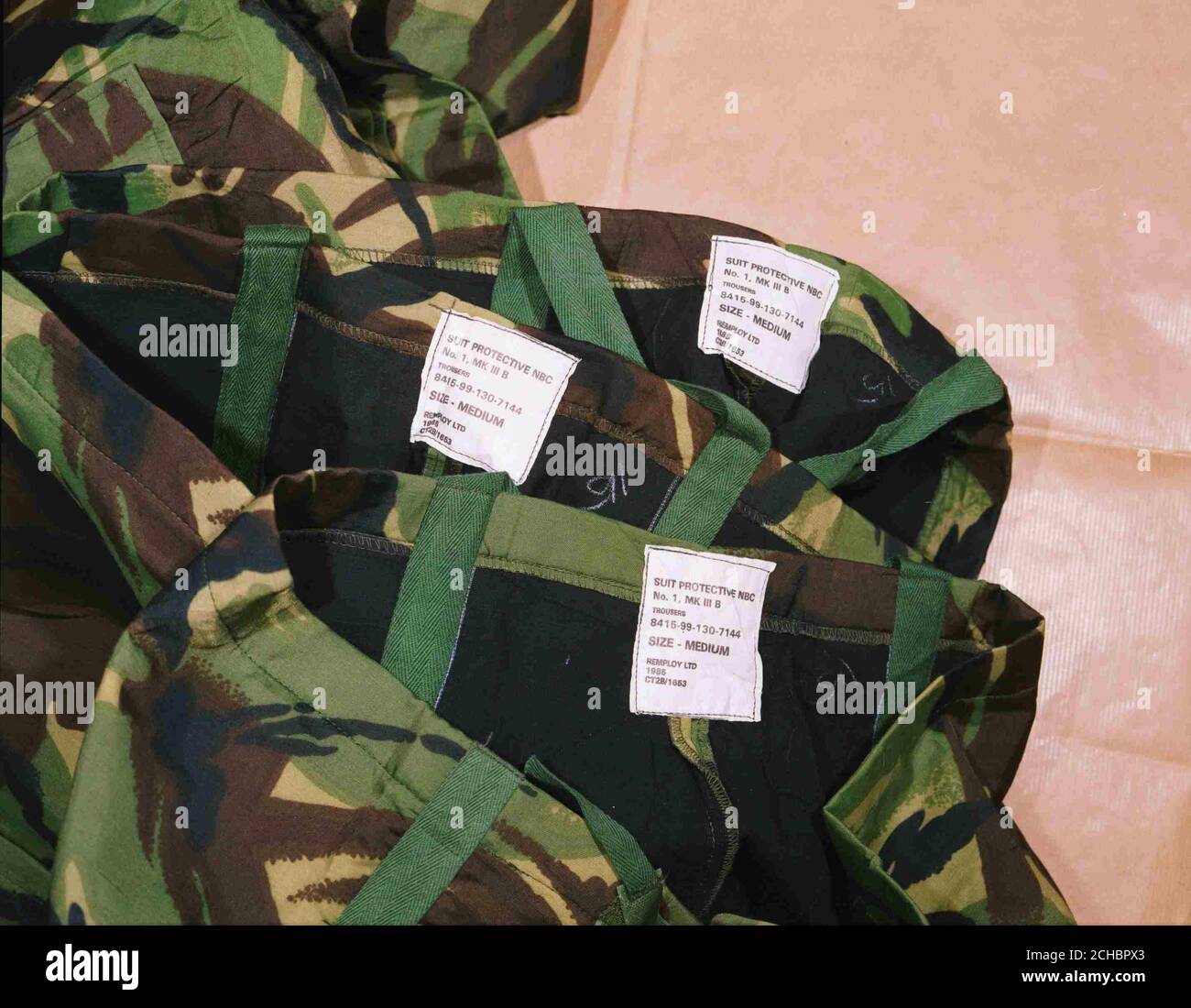 Undatierte Bild von der Metropolitan Police von Hosen mit der Bezeichnung "Suit PROTECTIVE NBC" im Januar 2003 von der Polizei, die Finsbury Park Moschee, wo Abu Hamza predigte durchsucht veröffentlicht. Die von der Polizei entfernten Gegenstände umfassten leere Schusswaffen, CS-Spray, eine Elektroschocker, Schutzanzüge und eine Gasmaske. Leere, falsche und gestohlene Pässe, Laminiergeräte, Kreditkarten und mehr als Â£3,000 in bar wurden ebenfalls zurückgeholt. Es konnte nicht eindeutig nachgewiesen werden, wem die Gegenstände gehörten und es wurden keine Gebühren erhoben. Siehe PA Geschichte GERICHTE Hamza. DRÜCKEN Sie VERBANDSFOTO. Bildnachweis sollte lauten: Ich Stockfoto