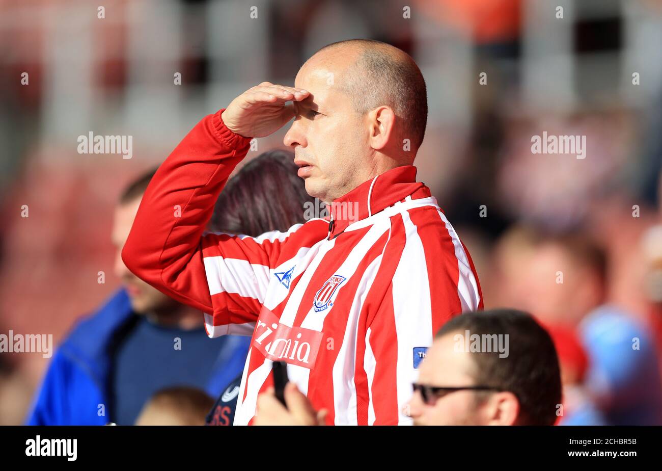 Ein Stoke City Fan in den Tribünen. Stockfoto