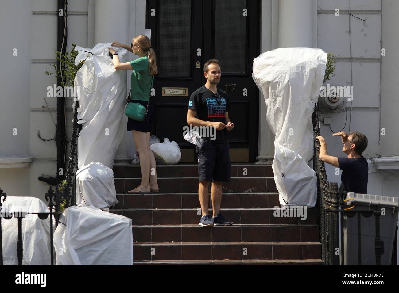 Vor dem Notting Hill Carnival in London, Großbritannien, 24. August 2019, verdecken die Bewohner Pflanzen am Eingang zu Wohnhäusern. REUTERS/Simon Dawson Stockfoto