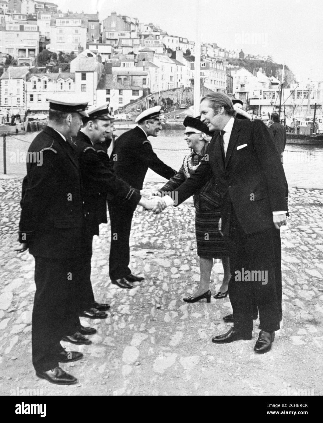 Anthony Grant (rechts), Parlamentarischer Staatssekretär für Handel und Industrie und Abgeordneter für Harrow Central, trifft die Offiziere der ersten Küstenwache-Ausbildungsschule, die gestern offiziell eröffnet wurde. Stockfoto