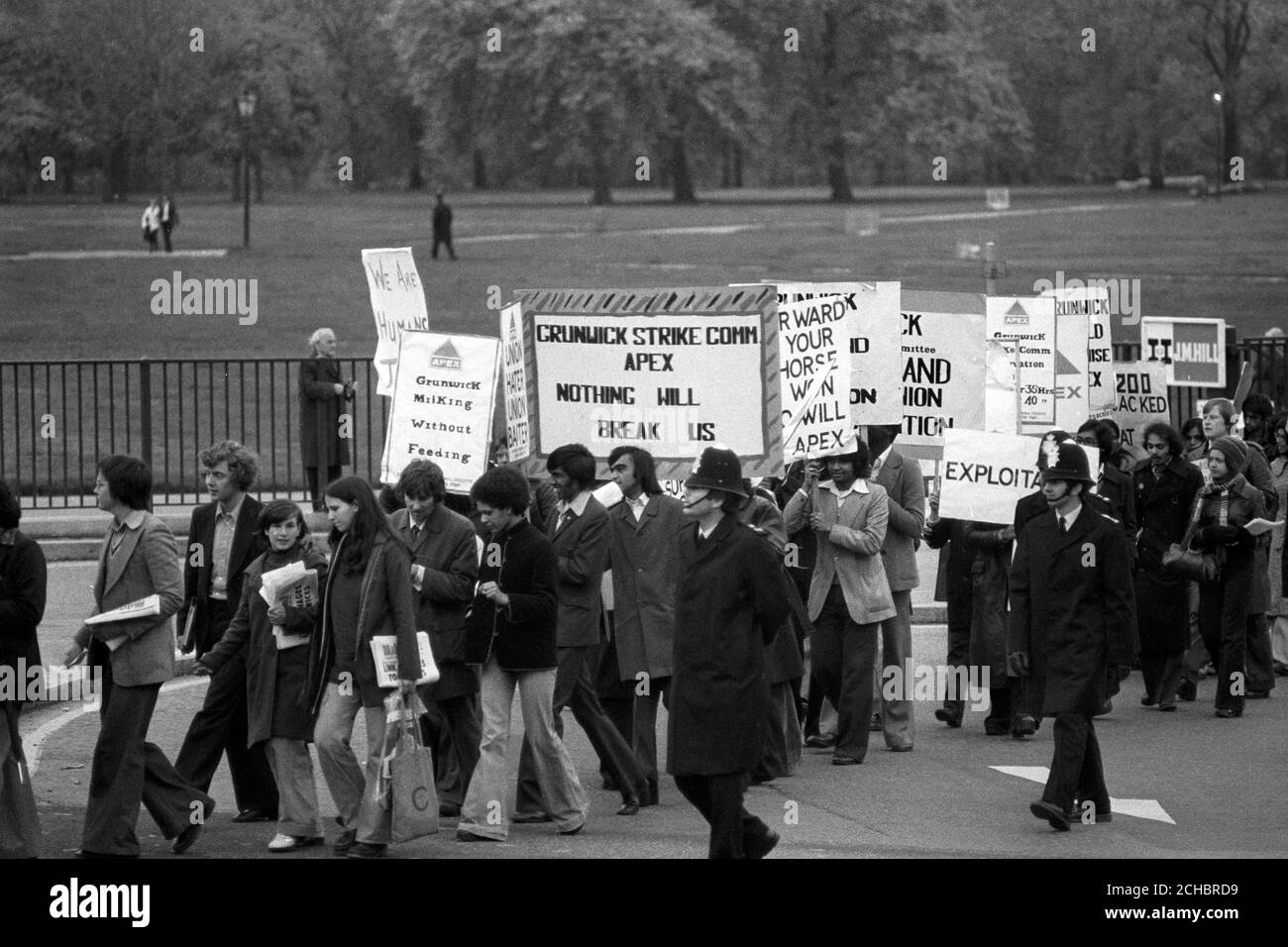 Arbeiter der Grunwick Film Processing Laboratories Ltd in Willesden, die seit acht Wochen wegen eines Streiks über die Anerkennung von Gewerkschaften streiken, sind in London auf dem Weg zum Unterhaus, um Abgeordnete zu Lobby, bevor sie dem Premierminister eine Petition vorlegen. Der protestmarsch wurde von dem Generalsekretär der APEX (Association of Professional Executive, Clerical and Computer Staff), Roy Grantham, geleitet. Stockfoto