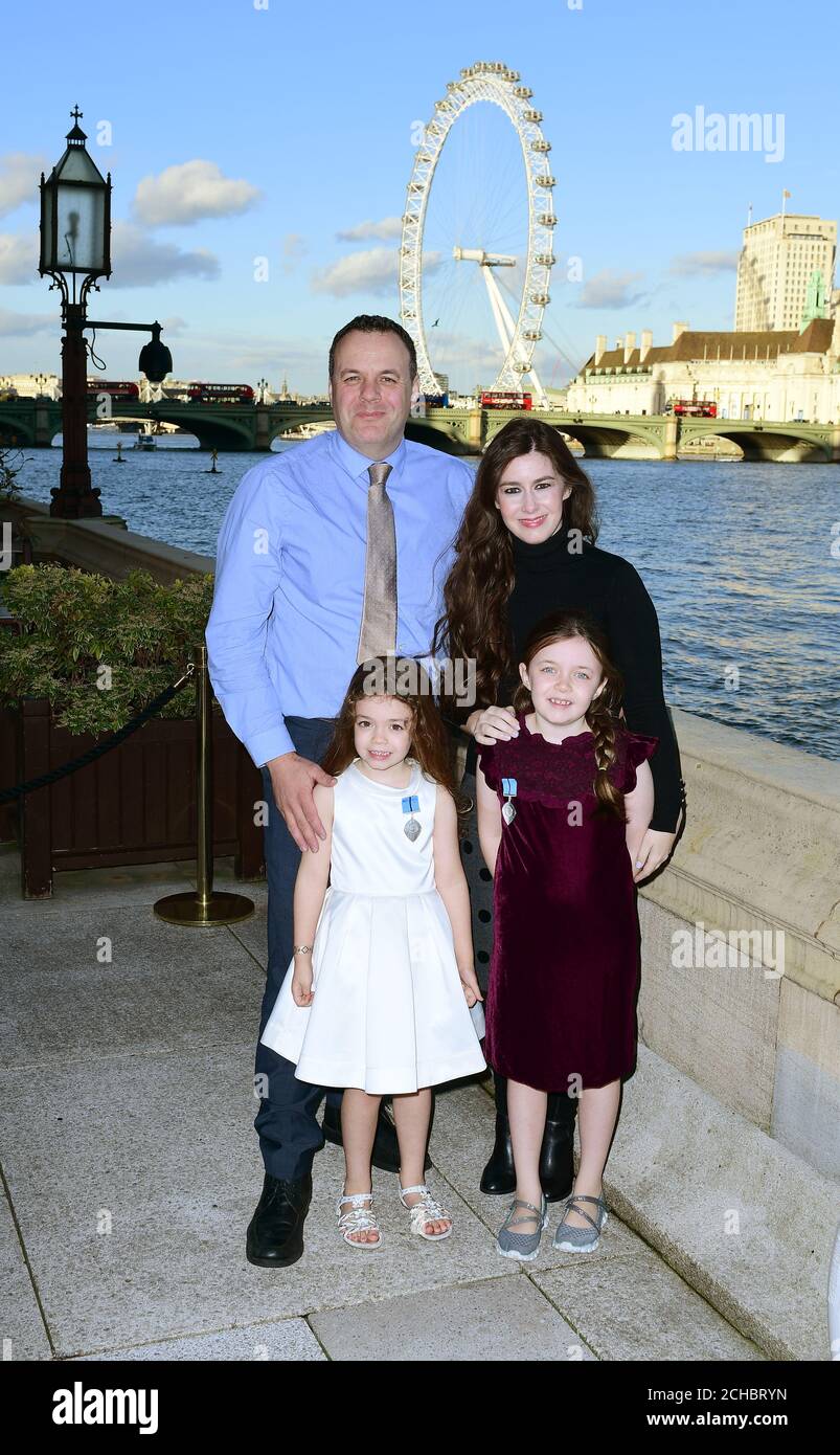 Esme Clark-Coates, 7 Jahre und Bronte Clark-Coates, 4 Jahre, aus Devon bei den British Citizen Youth Awards, die Kimberly Wyatt am 18. Oktober 2016 im Palace of Westminster in London ausgab, um die karitativen Bemühungen junger Menschen in ihren Gemeinden zu würdigen. Stockfoto