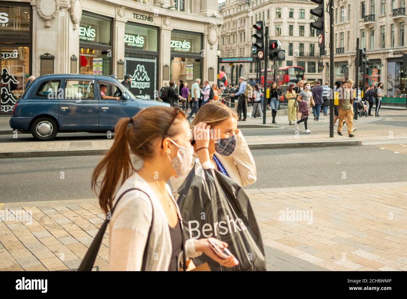 London - September 2020: Shopper in der Oxford Street tragen Covid 19 Gesichtsmasken Stockfoto