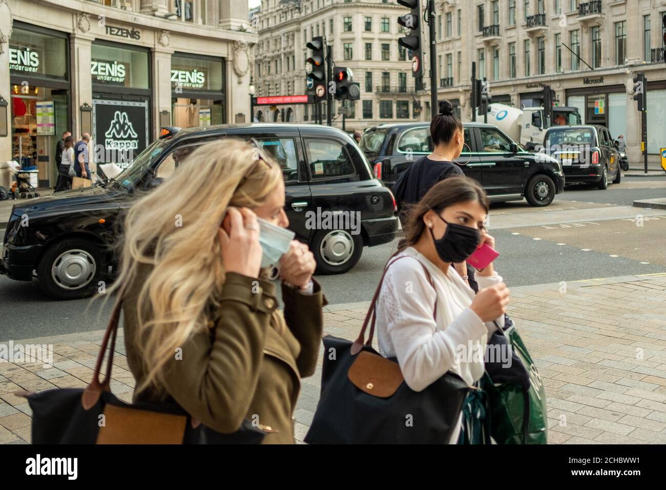 London - September 2020: Shopper in der Oxford Street tragen Covid 19 Gesichtsmasken Stockfoto