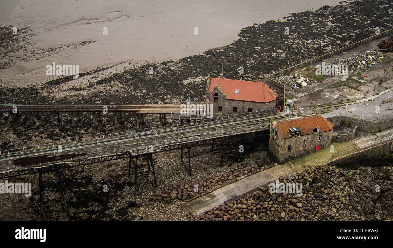 Die 1902 Rettungsbootstation, oben, und die von 1881, unten, am Birnbeck Pier, in der Nähe von Weston-super-Mare, Somerset, die am 5. Juni 1867 eröffnet wurde und jetzt verfallenen ist. Stockfoto