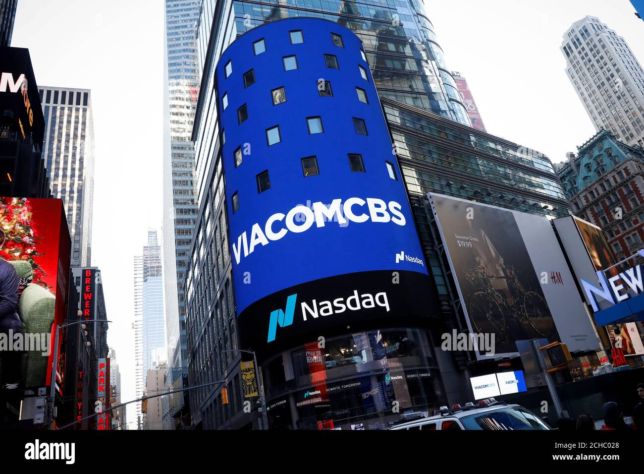 Das ViacomCBS-Logo wird auf der Nasdaq MarketSite zur Feier der Fusion des Unternehmens in New York, USA, am 5. Dezember 2019 angezeigt. REUTERS/Brendan McDermid Stockfoto