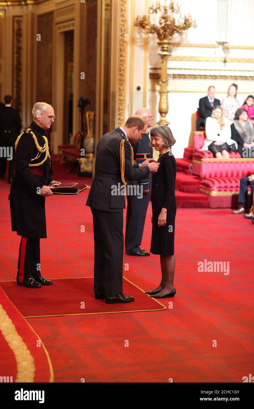 Dame Helen Fraser aus London wird vom Herzog von Cambridge im Buckingham Palace zur Dame Commander des Britischen Imperiums ernannt. Stockfoto