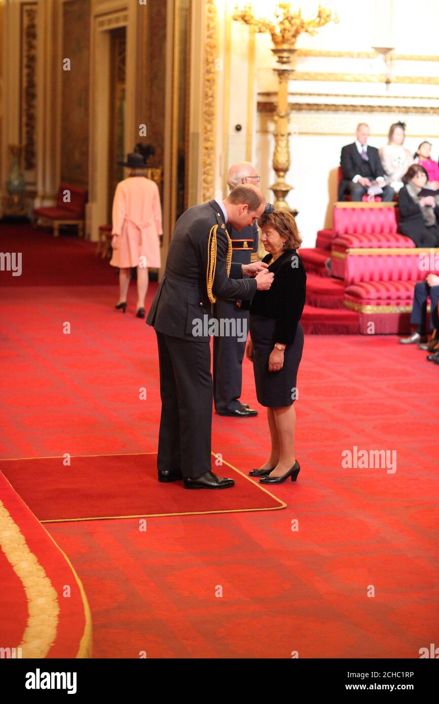 Frau Eleanor Brasilien aus Wrotham wird vom Herzog von Cambridge im Buckingham Palace zur OBE (Officer of the Order of the British Empire) ernannt. Stockfoto