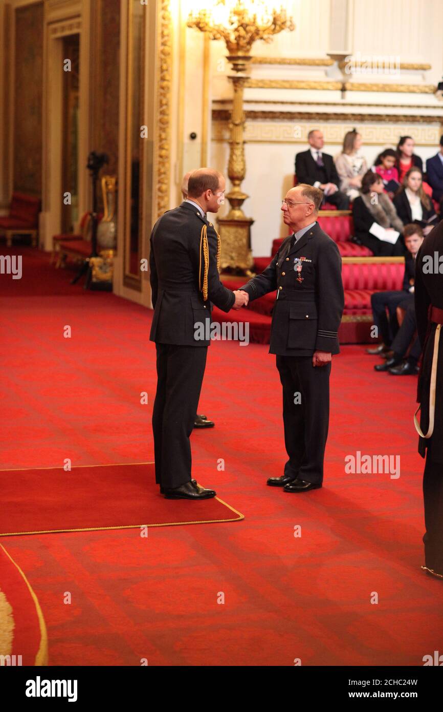 Geschwaderführer Timothy Crichton, Royal Air Force Volunteer Reserve (Training), wird vom Herzog von Cambridge im Buckingham Palace zum MBE (Mitglied des Order of the British Empire) gemacht. Stockfoto