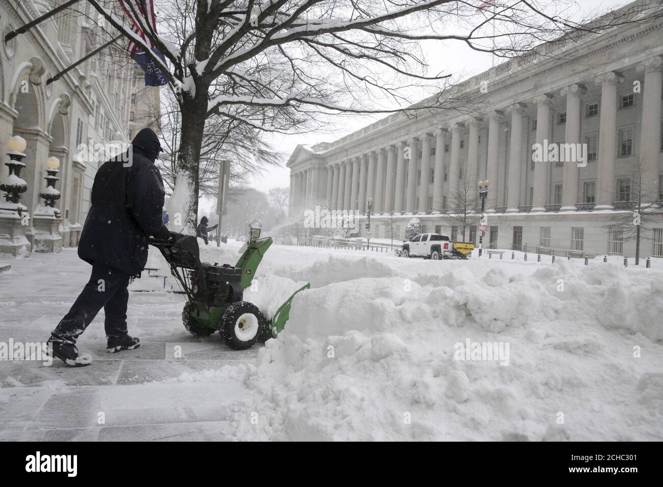 Ein Mann Benutzt Ein Schneegeblase Um Wahrend Eines Wintersturms In Washington Am 23 Januar 2016 Schnee