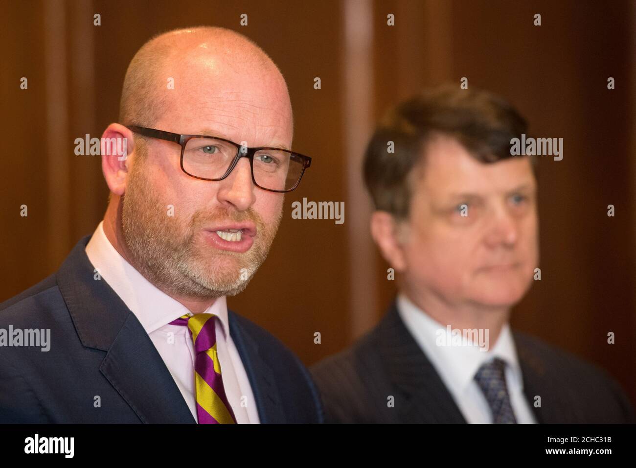 UKIP-Führer Paul Nuttall (links) und UKIP-Brexit-Sprecher Gerard Batten bei einer Pressekonferenz, um die sechs wichtigsten Tests der Partei für den Brexit im Marriott County Hall Hotel in Westminster, London, bekannt zu geben. DRÜCKEN Sie VERBANDSFOTO. Bilddatum: Montag, 27. März 2017. Bildnachweis sollte lauten: Dominic Lipinski/PA Wire Stockfoto