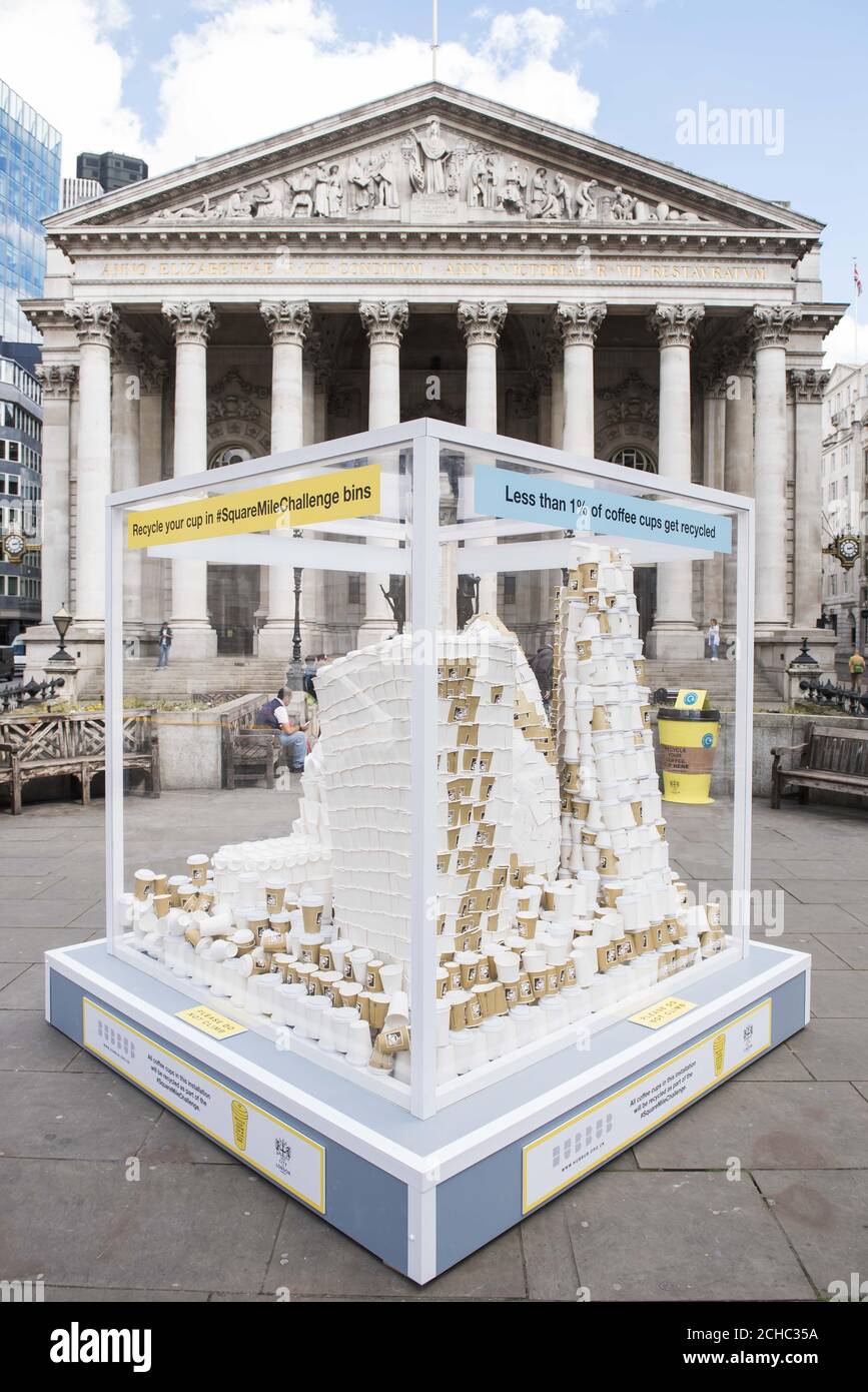 Anlässlich der Einführung der Square Mile Challenge, dem größten Recycling-Programm für britische Kaffeetassen an der Royal Exchange in London, wird eine riesige Skulptur aus der Skyline von London enthüllt. Stockfoto