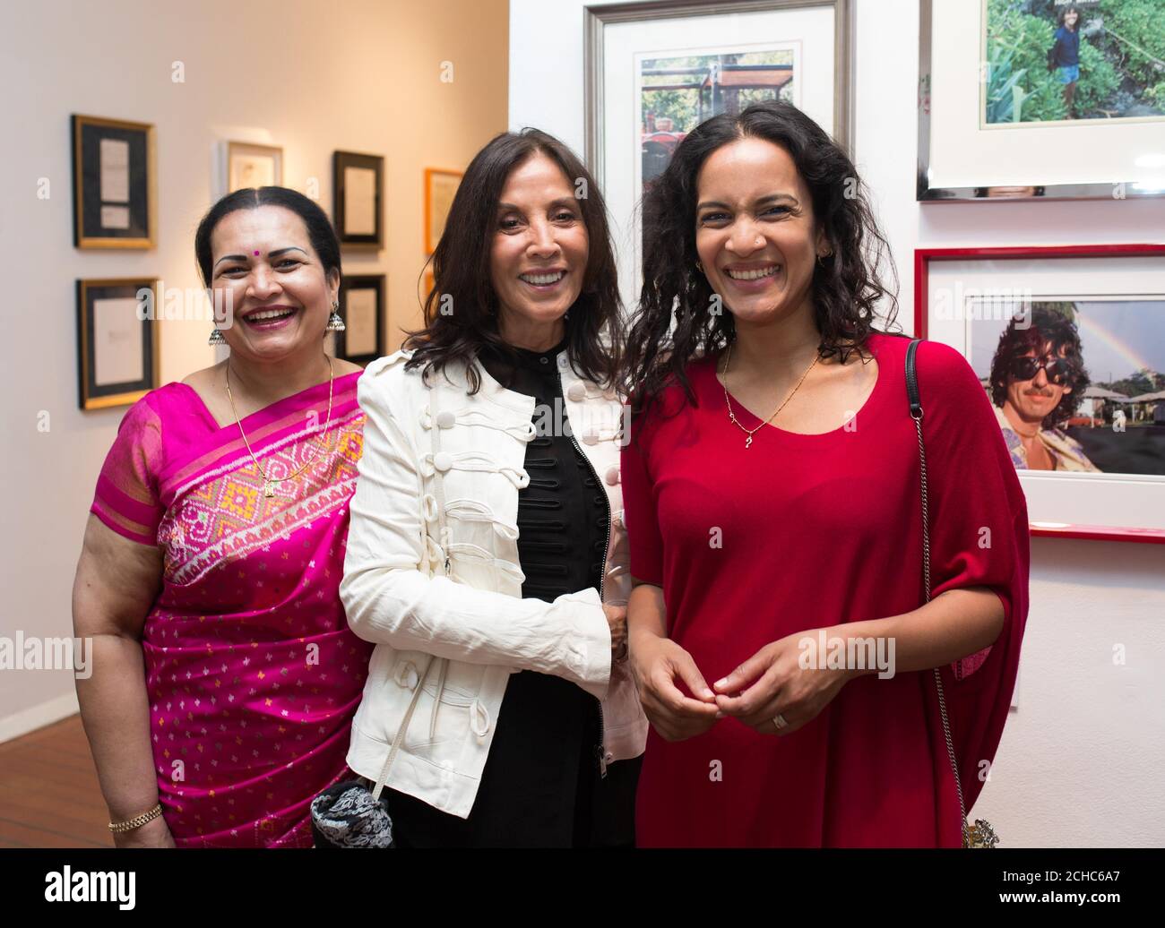 (Von links nach rechts) Sukanya Rajan, Olivia Harrison und Anoushka Shankar im I ME MINE - The Extended Edition, einer Pop-up-Ausstellung mit Werken von George Harrison in den Elms Lesters Painting Rooms in London. Stockfoto