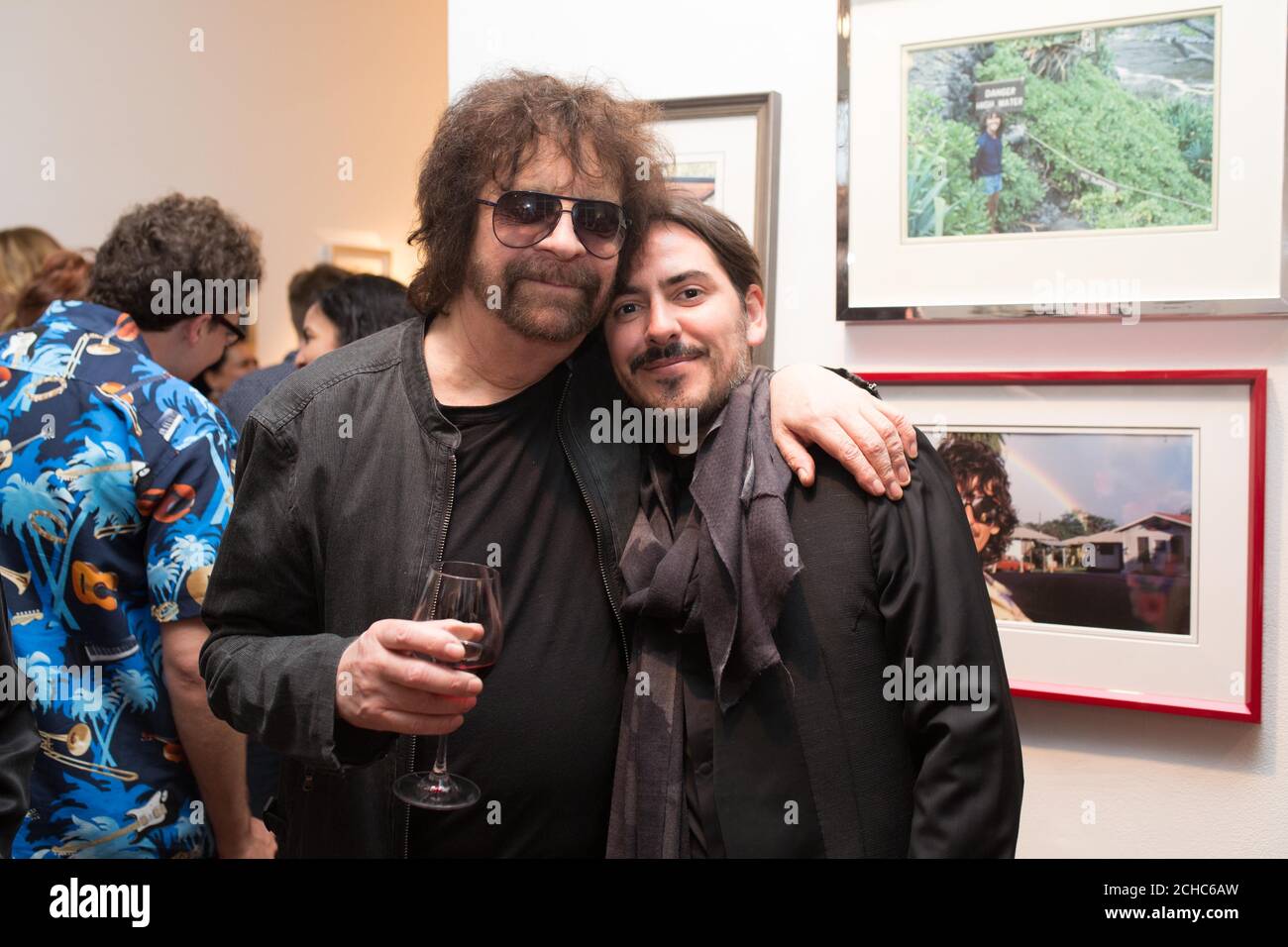 REDAKTIONELLE VERWENDUNG NUR Jeff Lynne (links) und Dhani Harrison bei I ME MINE - The Extended Edition, einer Pop-up-Ausstellung von Werken von George Harrison in den Elms Lesters Painting Rooms in London. Stockfoto