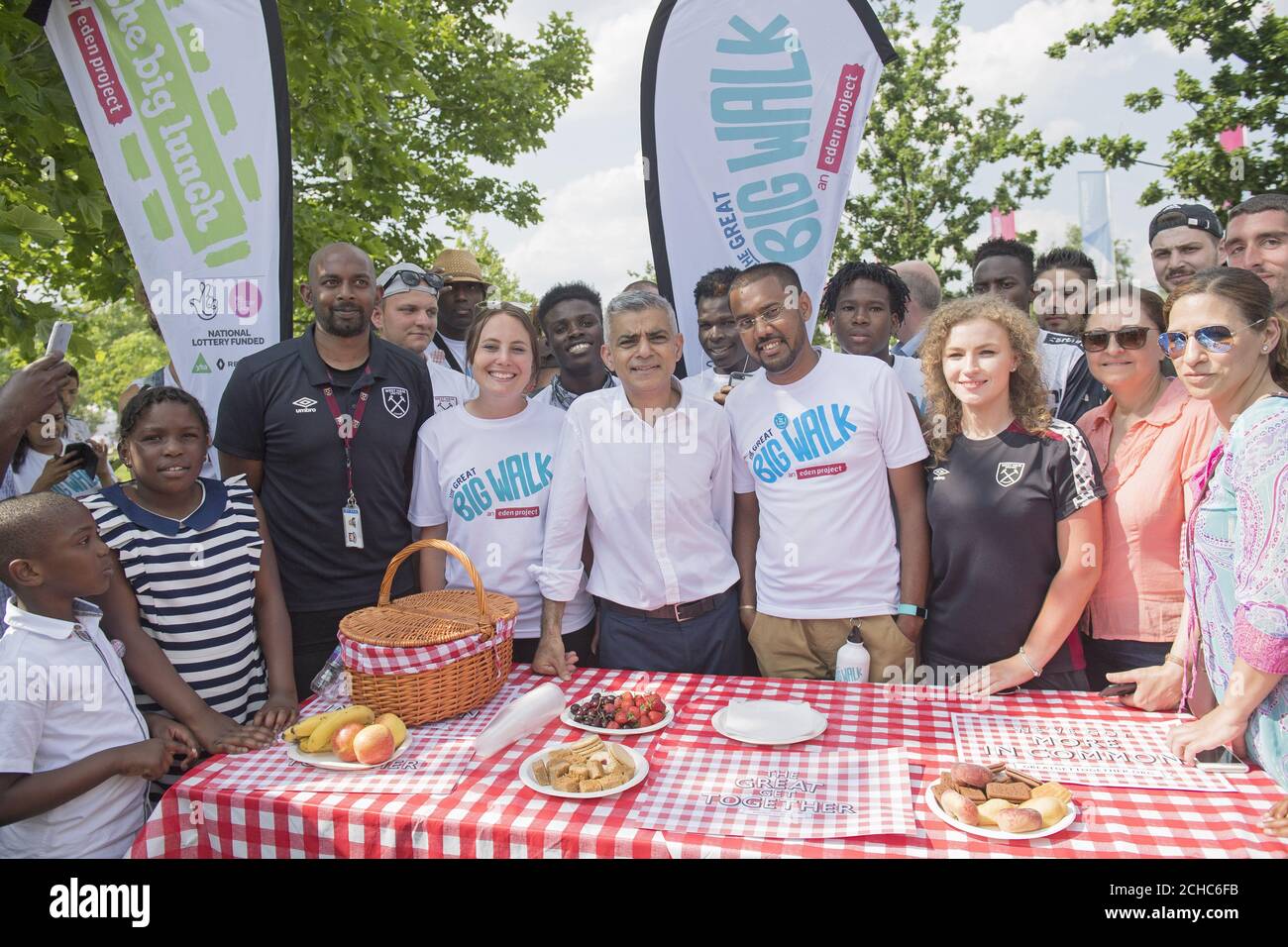 Der Bürgermeister von London, Sadiq Khan (Mitte), spricht mit den Wanderern Mohammad Zaman und Courtney Ireland während des Great Big Walk im Queen Elizabeth Olympic Park, London, der Teil des Great Get Together-Ereignisses zum Jahrestag des Todes des Abgeordneten Jo Cox ist. Stockfoto