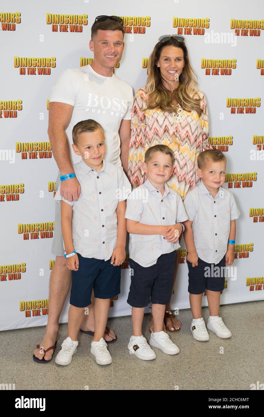 Danielle Lloyd und Michael O'Neill mit (von links nach rechts) Archie, 7, Harry, 6 und George, 4, nehmen Sie an der Vorstellung von Dinosaurs in the Wild Teil, einem neuen immersiven Erlebnis im NEC Birmingham, das am Samstag, den 24. Juni, eröffnet wird. Stockfoto