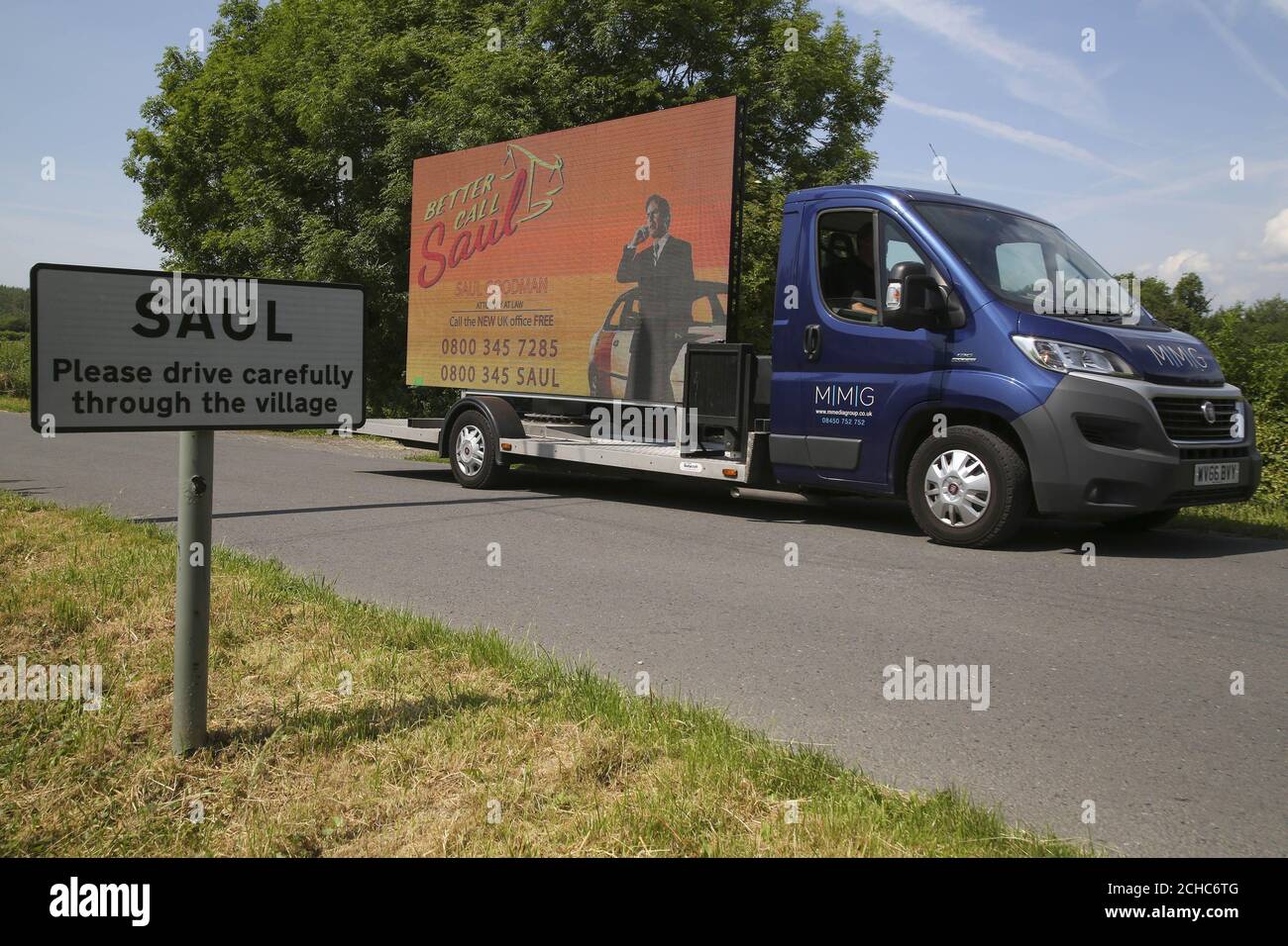 REDAKTIONELLE VERWENDUNG NUR EINE digitale Plakatwand kommt im kleinen Dorf Saul in Gloucestershire an, das eine BT-Telefonbox in das britische Büro für Jimmy McGill, die fiktive Figur von Better Call Saul', vor seiner Netzwerk-Premiere auf BT TV am Dienstag, den 27. Juni verwandelt hat. Stockfoto