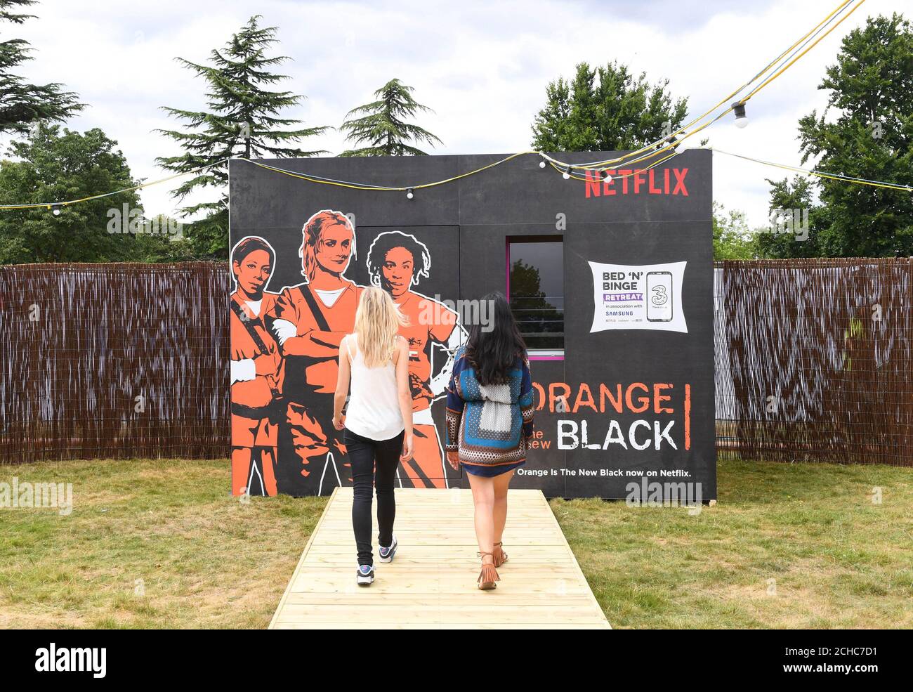 Die ersten Gäste kommen im Orange an, das neue Black Pod im Bed n Binge Retreat, das weltweit erste Binge-Watching-Hotel mit einer Sammlung von thematischen Unterkünften, wird von drei in Zusammenarbeit mit Samsung im Osterley Park, West London, ins Leben gerufen. Stockfoto