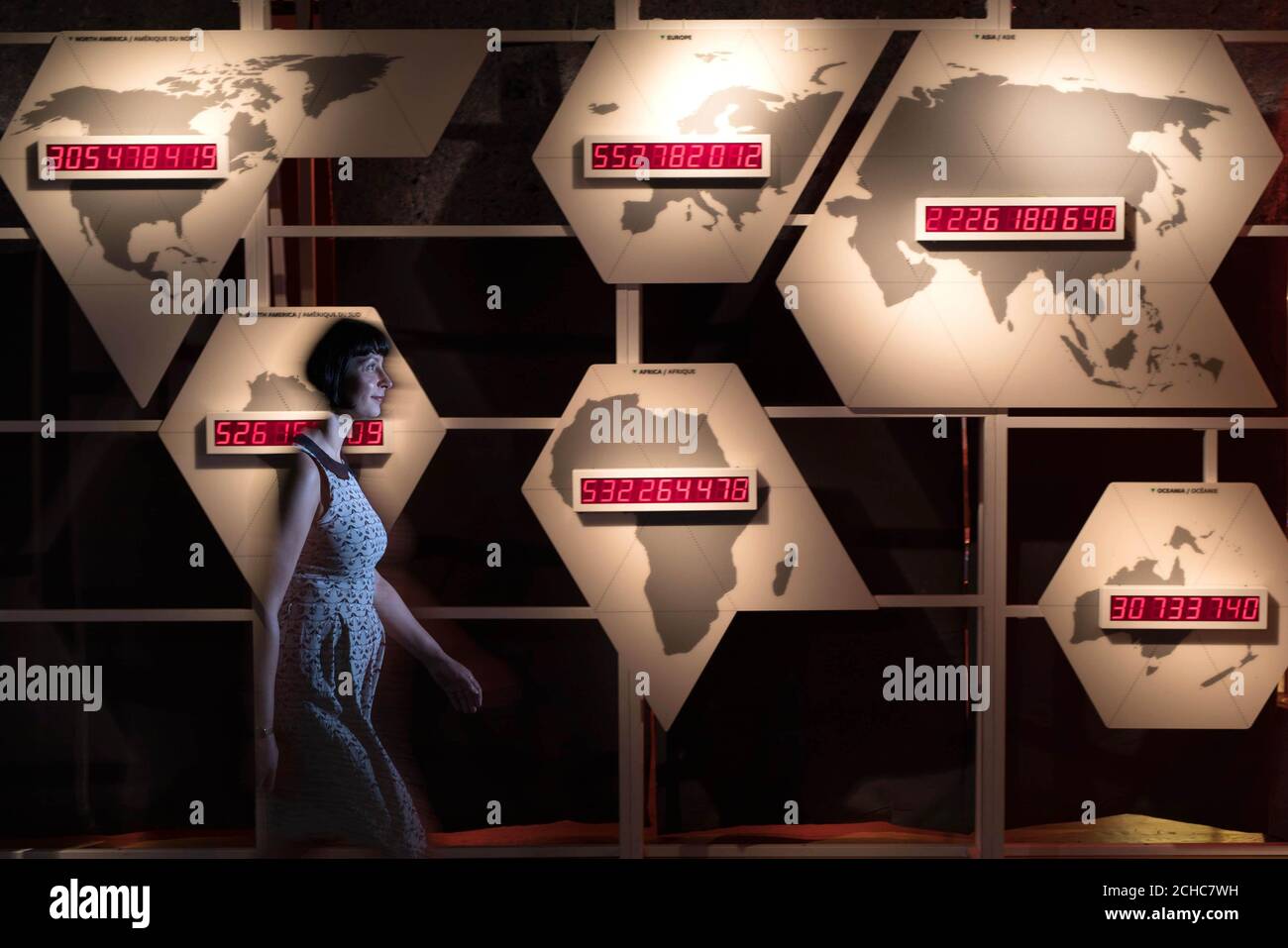 Besucher sehen sich Details aus der Ausstellung „City is Ours“ an, die ein neues großes Schaufenster zu Schlüsselthemen ist, die Londoners und andere Stadtbewohner betreffen, und die am Freitag, dem 14. Juli im Museum of London für die Öffentlichkeit zugänglich ist. Stockfoto