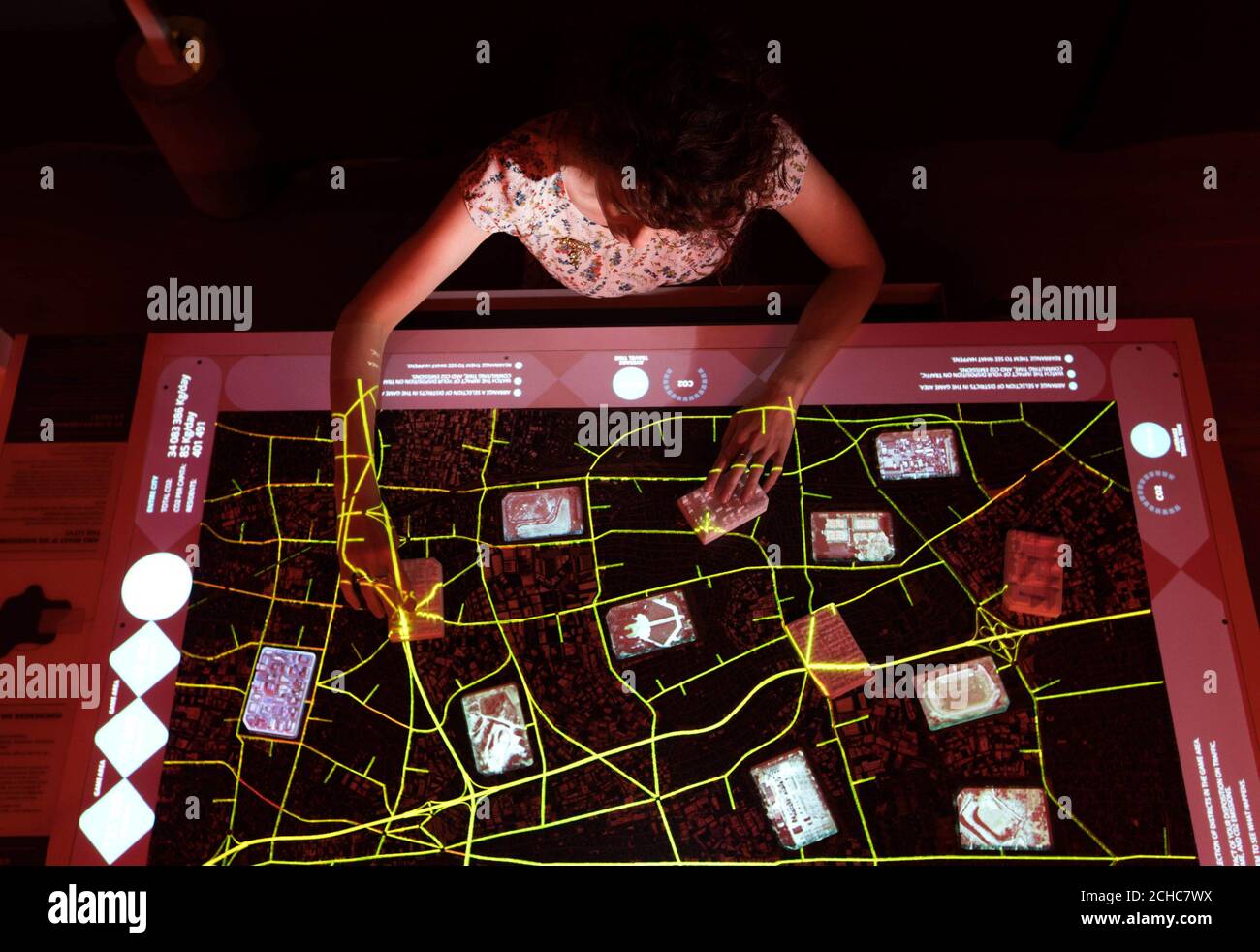 Embargoed to 0001 Freitag Juli 14 REDAKTIONELLE VERWENDUNG NUR Sian Estelle-Petty aus dem Museum of London befasst sich mit Details aus der City is Ours Ausstellung, die eine neue große Schaufenster über Schlüsselthemen, die Londoners und andere Stadtbewohner betreffen, ist, Und öffnet für die Öffentlichkeit am Freitag, den 14. Juli im Museum of London. Stockfoto