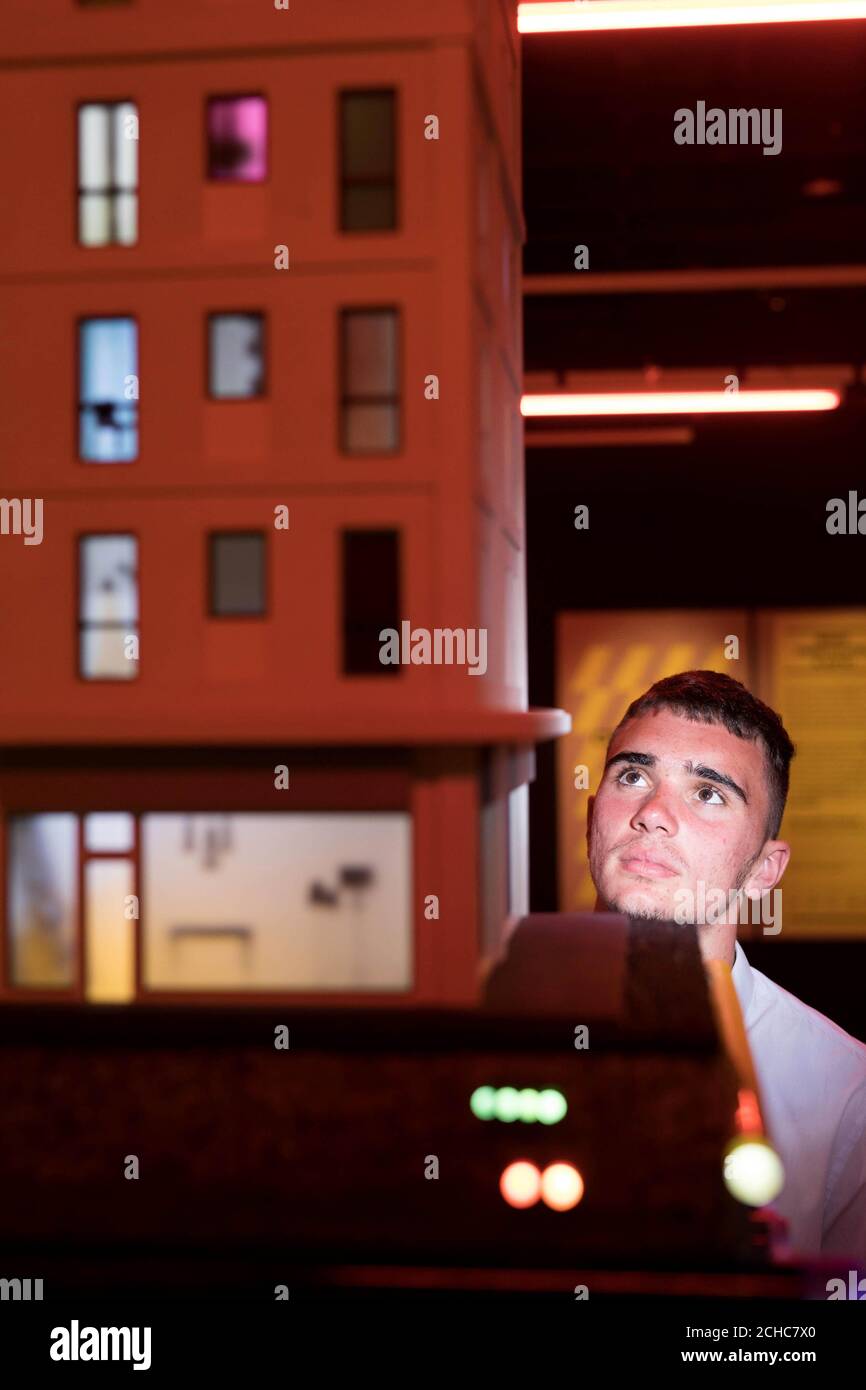 Embargoed to 0001 Friday July 14 EDITORIAL USE ONLY Student George Clifton, 17, von Maidenhead, schaut auf Details aus der City is Ours Ausstellung, die eine neue große Schaufenster über Schlüsselthemen, die Londoners und andere Stadtbewohner betreffen, ist, Und öffnet für die Öffentlichkeit am Freitag, den 14. Juli im Museum of London. Stockfoto