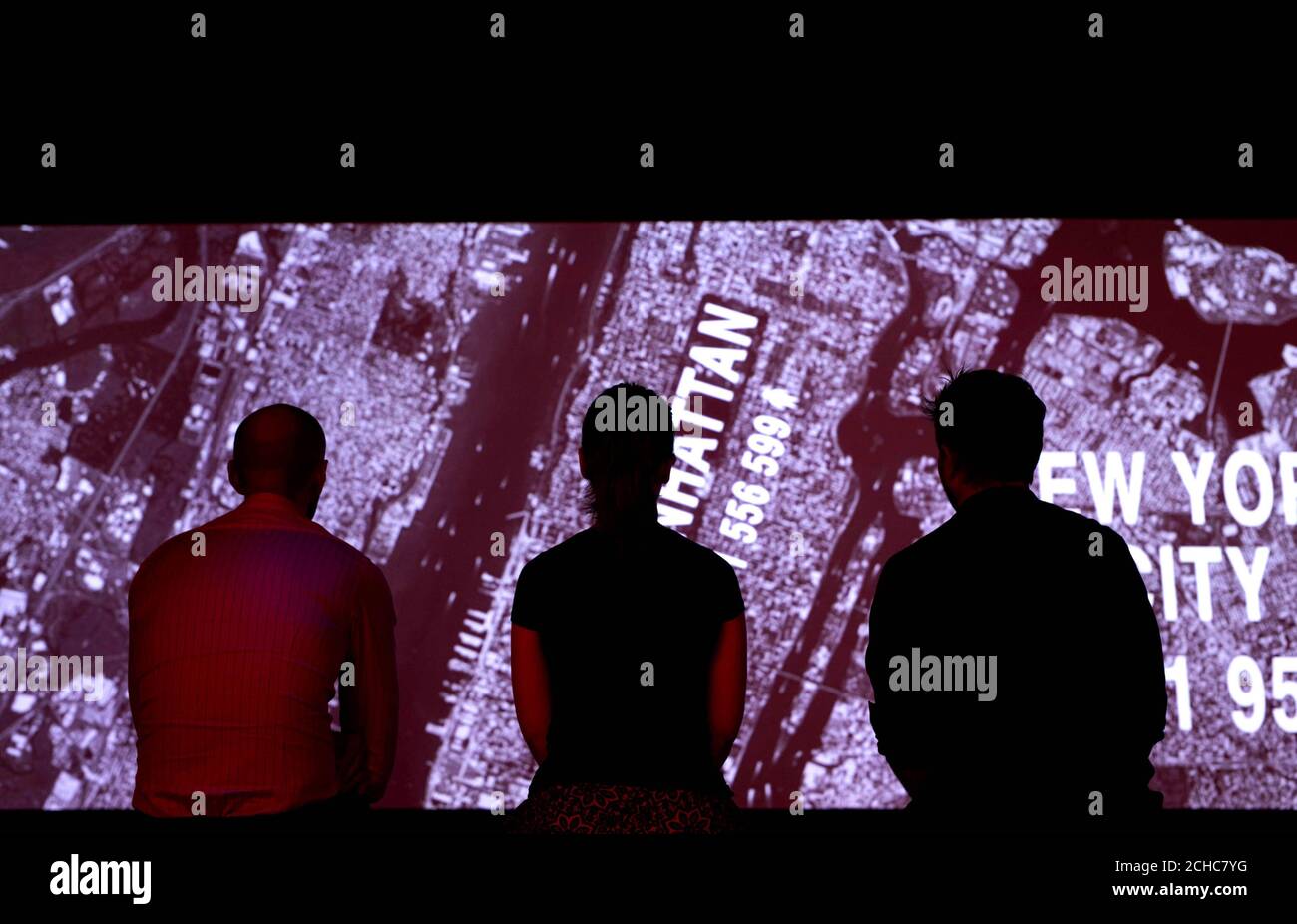 REDAKTIONELLE NUTZUNG NUR Besucher sehen sich Details der Ausstellung "The City is Ours" an, die eine neue große Ausstellung über Schlüsselthemen ist, die Londoners und andere Stadtbewohner betreffen, und die am Freitag, den 14. Juli im Museum of London für die Öffentlichkeit zugänglich ist. Stockfoto