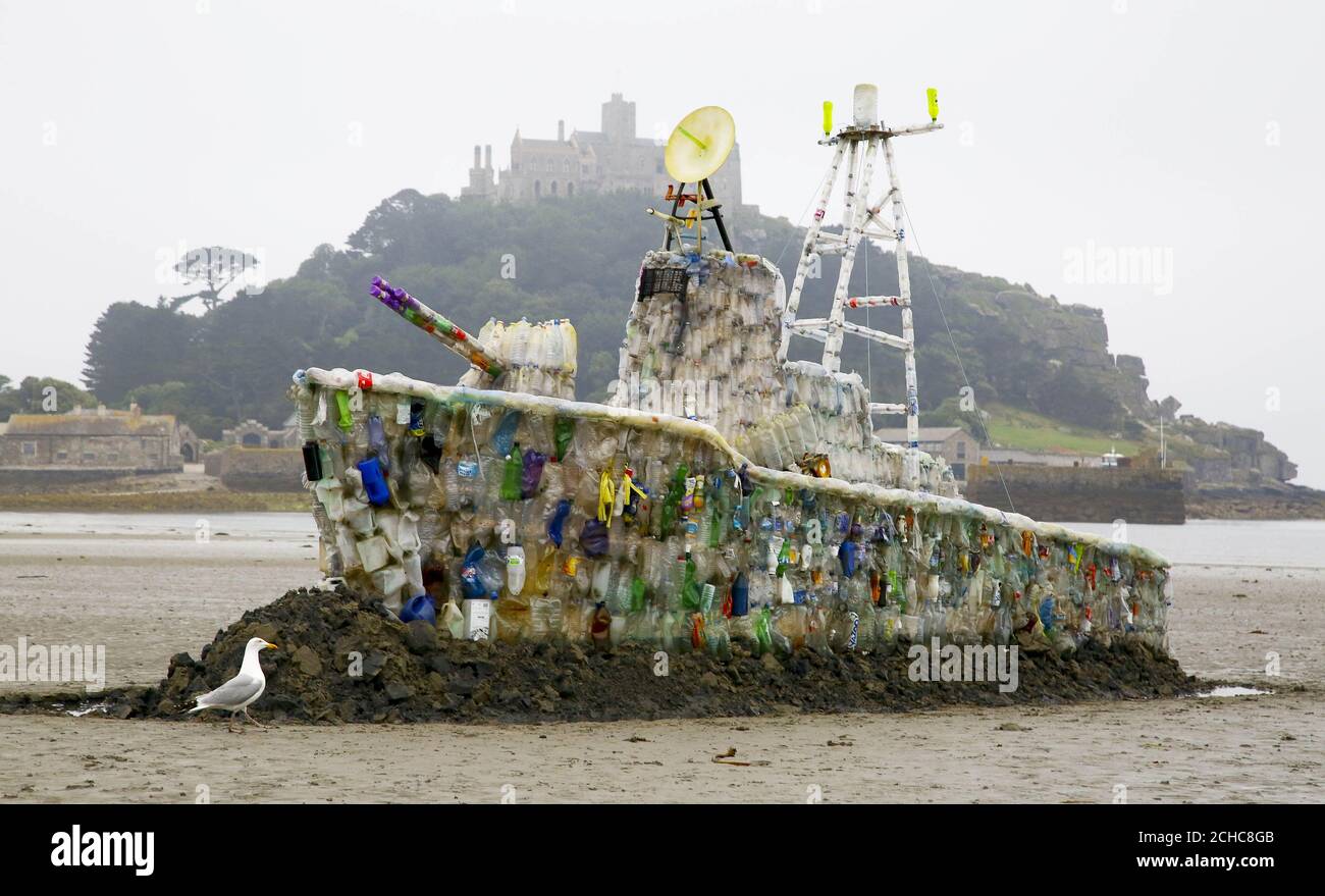Am Marazion Beach in Cornwall wird von der Kampagnengruppe Surfers Against Kanalisation ein 30 Fuß großes Modell eines Kriegsschiffs vorgestellt, das vollständig aus Plastik-Müll besteht, um die wachsende Bedrohung durch Wegwerfplastik im Meer zu verdeutlichen und die Öffentlichkeit zu ermutigen, ihren Einweg-Plastikfußabdruck zu reduzieren. Stockfoto