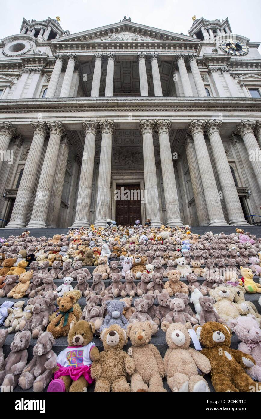 REDAKTIONELLE VERWENDUNG NUR 700 Teddybären werden von der internationalen Hilfsorganisation World Vision UK auf den Stufen der St Paul's Cathedral in London platziert, um die 700 Kinder pro Woche zu vertreten, die aus dem Konflikt im Südsudan fliehen, indem sie die Grenze nach Uganda überqueren. Stockfoto