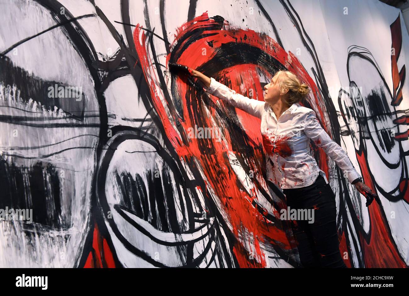 Pauline Amos, Performance- und Malerin, stellt in der Stolen Space Gallery in London ein 40 m x 12 m großes Gemälde mit dem Titel „Pity the Meat“ fertig. Die Künstlerin arbeitet seit 5 Tagen im Rahmen ihrer neuen Ausstellung an dem Gemälde in der Galerie. DRÜCKEN SIE ZUORDNUNG. Bilddatum: Donnerstag, 23. August 2017. Dies ist das erste Mal seit 14 Jahren Amos hat eine Ôdurational' Malerei Performance präsentiert, die vorherige in Rom in der Opera Paese Galerie produziert ihr renommiertes Opera Paese Gemälde, die einen £1,3 Millionen Preisag trug. Bildnachweis sollte lauten: Doug Peters/PA Wire Stockfoto