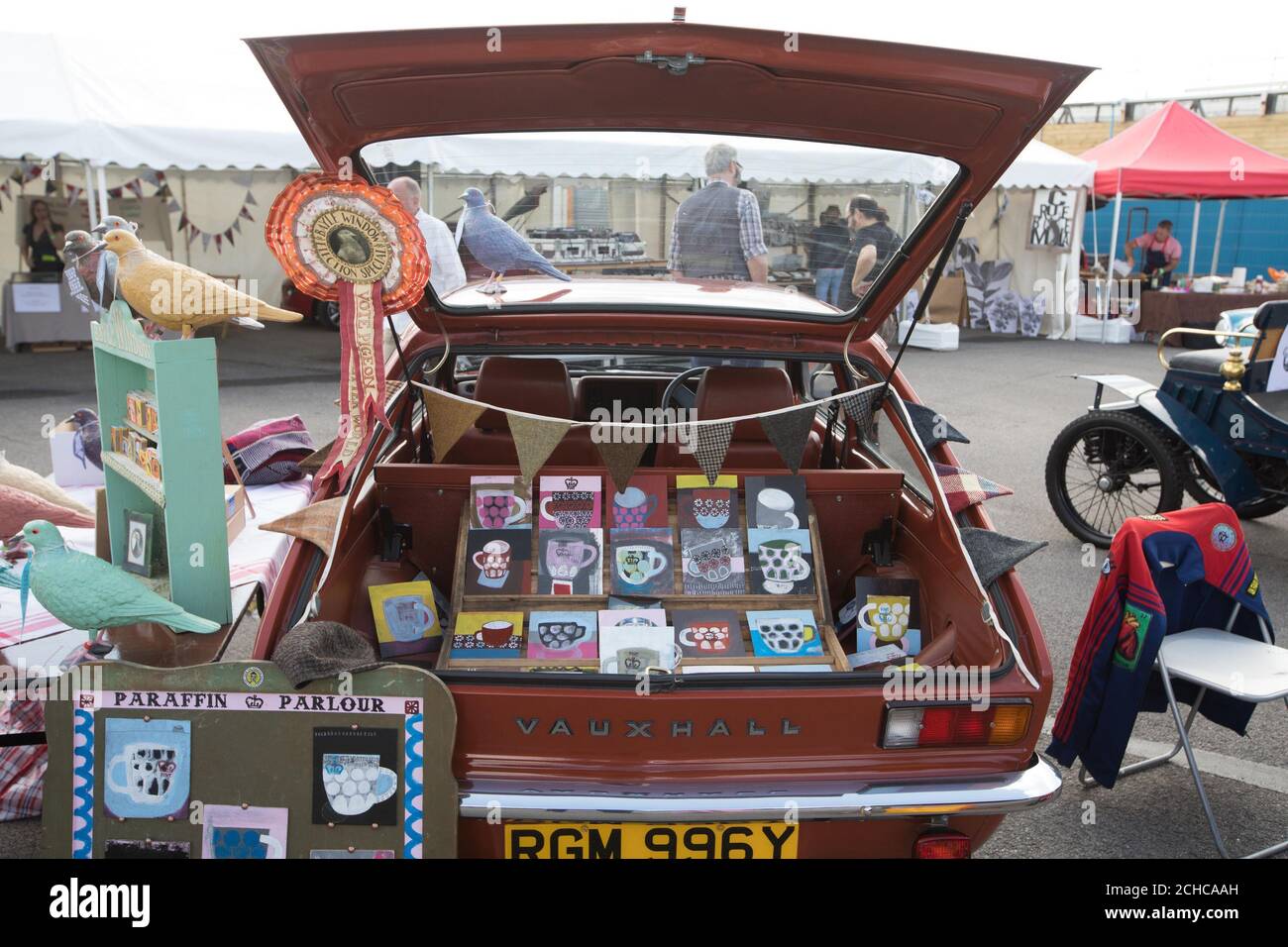 NUR FÜR REDAKTIONELLE VERWENDUNG Kunst auf der Vauxhall Art Car Boot Fair, die am Harbor Arm in Folkestone, Kent, stattfindet. Stockfoto