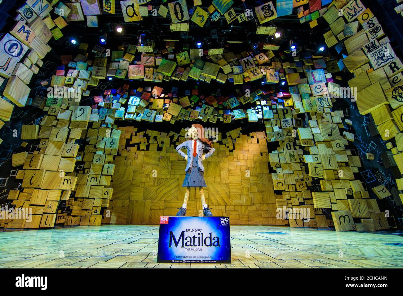 Ein einzigartiger LEGO-Backstein aus der Figur „Matilda“ aus dem Musical „Matilda the Musical“ der Royal Shakespeare Company im Cambridge Theatre London, um den Roald Dahl Day zu feiern, der am 13. September den Geburtstag des Geschichtenerzählers feiert. Stockfoto