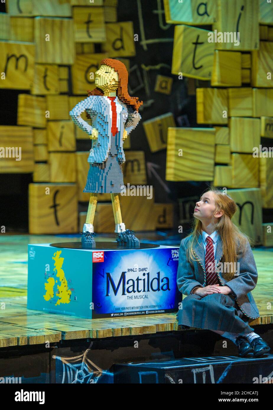 Die Schauspielerin Emma Moore, die Matilda in der Matilda The Musical Stage-Show der Royal Shakespeare Company im Cambridge Theatre spielt, steht mit einem einzigartigen LEGO-Backstein aus der Figur „Matilda“, um den Roald Dahl Day zu feiern, der den Geburtstag des Geschichtenerzählers am 13. September in London feiert. Stockfoto