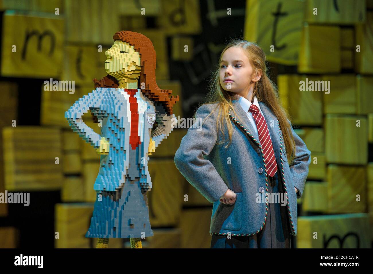 Die Schauspielerin Emma Moore, die Matilda in der Matilda The Musical Stage-Show der Royal Shakespeare Company im Cambridge Theatre spielt, steht mit einem einzigartigen LEGO-Backstein aus der Figur „Matilda“, um den Roald Dahl Day zu feiern, der den Geburtstag des Geschichtenerzählers am 13. September in London feiert. Stockfoto