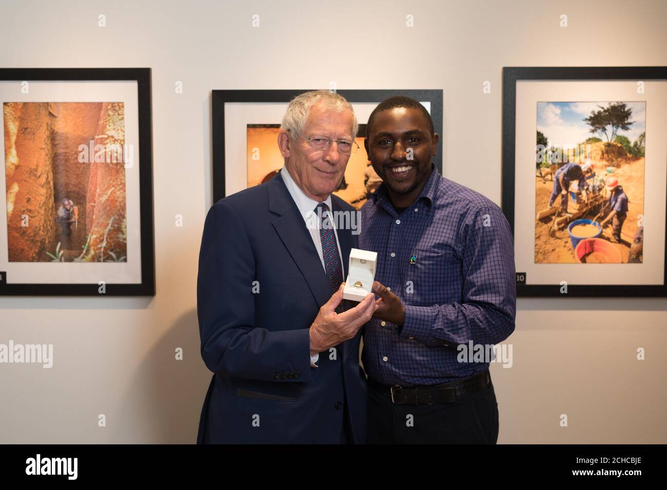 REDAKTIONELLE VERWENDUNG NUR Nick Hewer (links) und Gonzaga Mungai Gold Project Manager bei Fairtrade Africa nehmen an einer Veranstaltung Teil, bei der das afrikanische Fairtrade Gold im GoldsmithÕs Centre in London eingeführt wird. DRÜCKEN SIE ZUORDNUNG. Bilddatum: Donnerstag, 21. September 2017. Unregulierter Goldbergbau hat zu Konflikten im Bergbau, Wettbewerb um Landnutzung, Schmuggel, Kinderarbeit und Menschenrechtsverletzungen geführt. Fairtrade wird auch eine einmalige Fotoausstellung des preisgekrönten Magnum-Fotografen Ian Berry mit dem Namen ÔMine to MakerÕ im Goldsmiths Centre eröffnen und bis zum 27. Oktober für die Öffentlichkeit zugänglich sein. Siehe PA Stockfoto