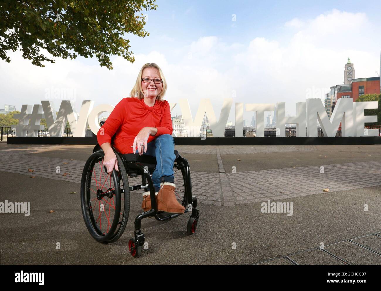 EMBARGOED 0001 DONNERSTAG SEPTEMBER 28 REDAKTIONELLE VERWENDUNG NUR Campaigner Julie Fernandez, die Osteogenesis imperfecta hat, startet das #WorkWithMe Projekt mit Behinderung Charity Scope und Virgin Media, auf LondonÕs Southbank. DRÜCKEN SIE ZUORDNUNG. Ausgabedatum: Donnerstag, 28. September 2017. Die Vorzeigekampagne soll bis 2020 eine Million Menschen mit Behinderungen bei der Arbeit unterstützen, und zwar mit der Einführung eines neuen, von Virgin Media finanzierten digitalen Dienstes zur Unterstützung der Beschäftigung behinderter Menschen. Bildnachweis sollte lauten: Matt Alexander/PA Wire Stockfoto