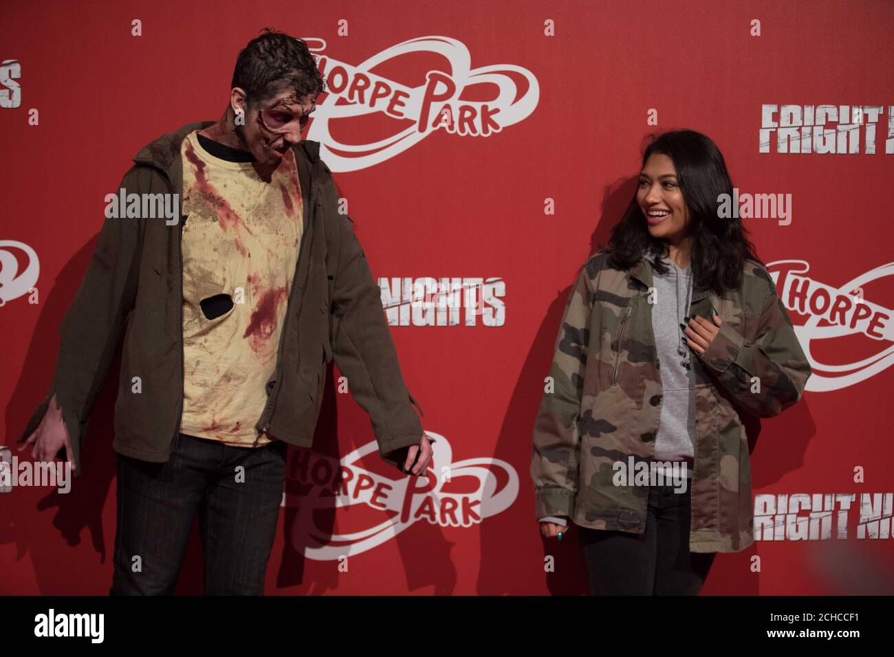 Vanessa White von den Samstagen reagiert auf „Zombies“ beim Start der jährlichen Fright Nights-Saison des THORPE PARK Resorts, die zwei neue Live-Action-Labyrinthe enthält, die von der Fernsehsendung The Walking Dead inspiriert wurden. Stockfoto