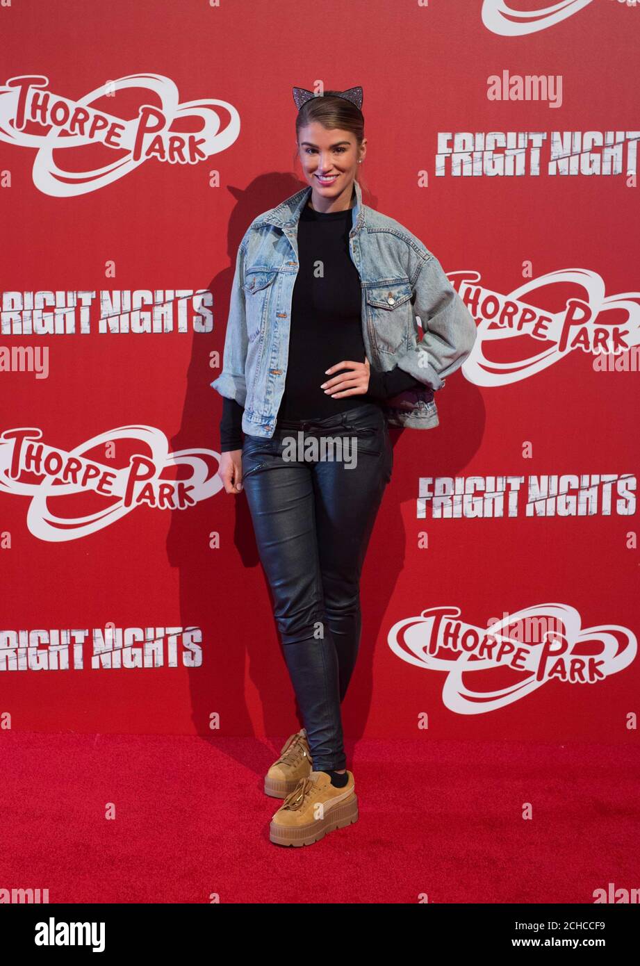 Amy Willerton beim Start der jährlichen Fright Nights-Saison des THORPE PARK Resorts, die zwei neue Live-Action-Labyrinthe bietet, die von der Fernsehsendung The Walking Dead inspiriert wurden. Stockfoto
