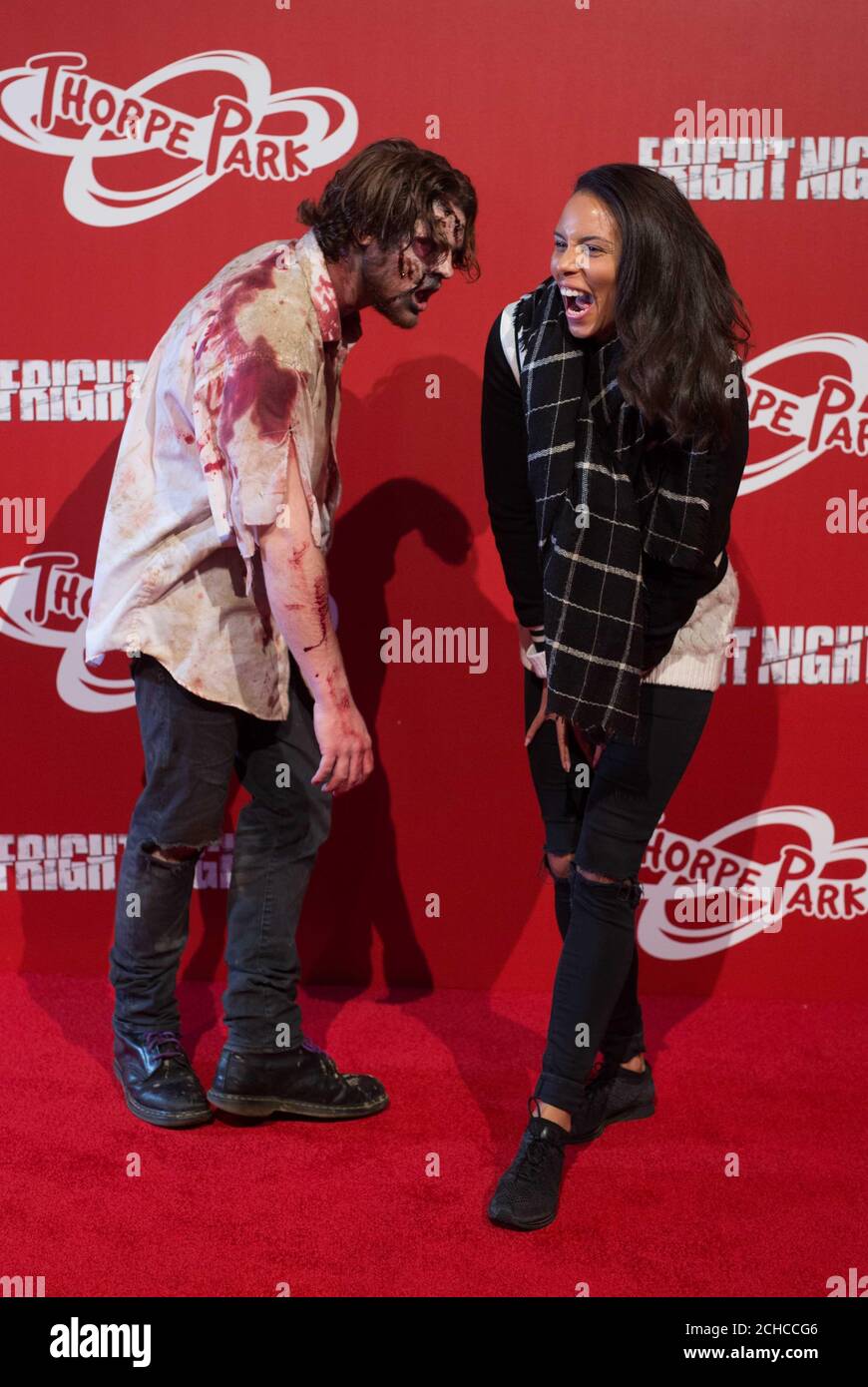 Louise Hazel interagiert mit „Zombies“ beim Start der jährlichen Fright Nights-Saison des THORPE PARK Resorts, die zwei neue Live-Action-Labyrinthe enthält, die von der Fernsehsendung The Walking Dead inspiriert wurden. Stockfoto