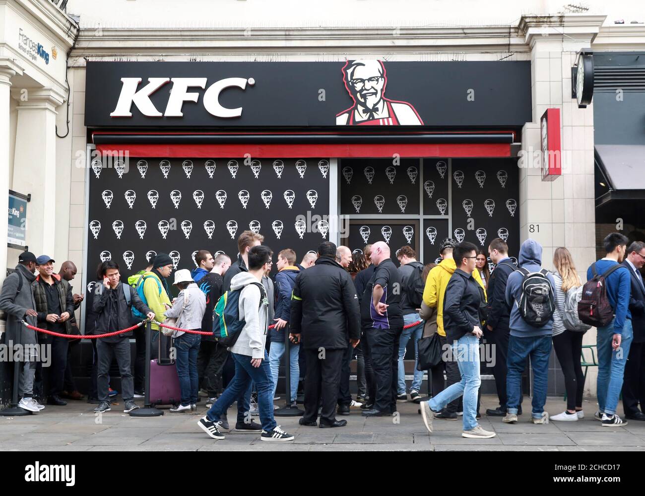 Kunden stehen vor einer Niederlassung des KFC in Gloucester Road in London Schlange, um den „Double Down“ zu probieren, einen Burger ohne Brötchen, der zwei Original Recipe Chicken Filets enthält und in Großbritannien nur ab dem 9. Oktober 6 Wochen lang erhältlich sein wird. Stockfoto