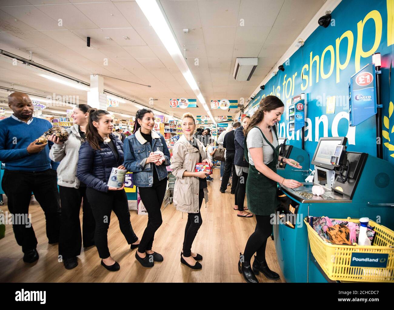 Die Mitarbeiter von Poundland in Eltham bereiten sich darauf vor, Millionen von £1-Münzen zu akzeptieren, da der Einzelhändler seinen "Legal Tender Extender" ankündigt, wo er als erster Einzelhändler die alten Münzen bis zum 31. Oktober annehmen wird, zwei Wochen nachdem die Münze aus dem Umlauf genommen wurde. Stockfoto