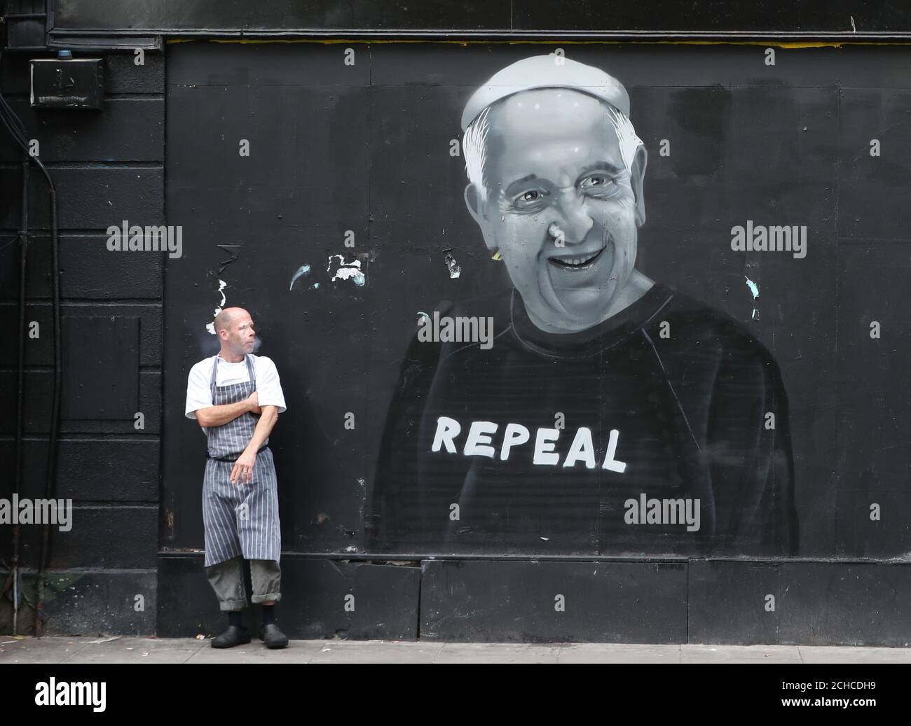 Ein Wandgemälde, das Papst Franziskus zeigt, der die Aufhebung der 8. Änderung der Verfassung Irlands im Stadtzentrum von Dublin fordert. Stockfoto