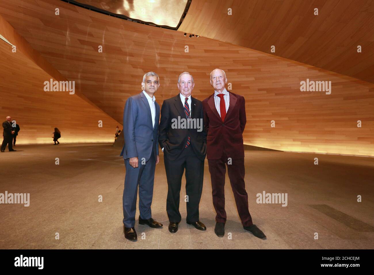 NUR FÜR REDAKTIONELLE ZWECKE (von links nach rechts) der Bürgermeister von London Sadiq Khan, Michael Bloomberg und Lord Norman Foster, Foster + Partners, nehmen an der Eröffnung der Bloomberg Arcade Teil, einer neuen Fußgängerzone, die von Foster + Partners im neuen europäischen Hauptsitz von Bloomberg in der City of London entworfen wurde. Stockfoto