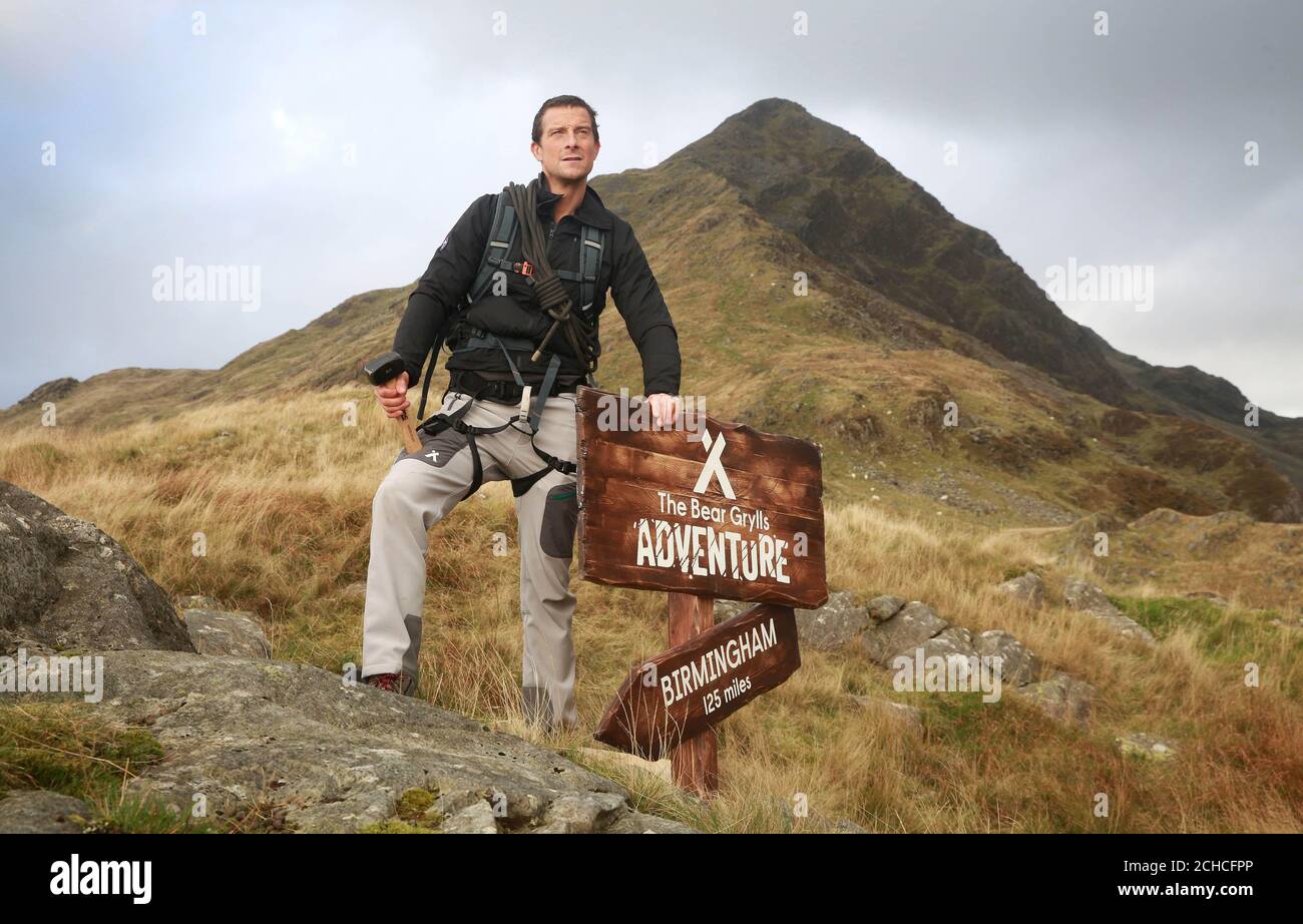 Bear Grylls auf seinem Weg nach oben auf die Spitze von Cnicht in Snowdonia, als Merlin Entertainment die Einführung von „The Bear Grylls Adventure“ ankündigt - eine Indoor-Attraktion, die 2018 als Dauerfilm im NEC eröffnet wird. Stockfoto