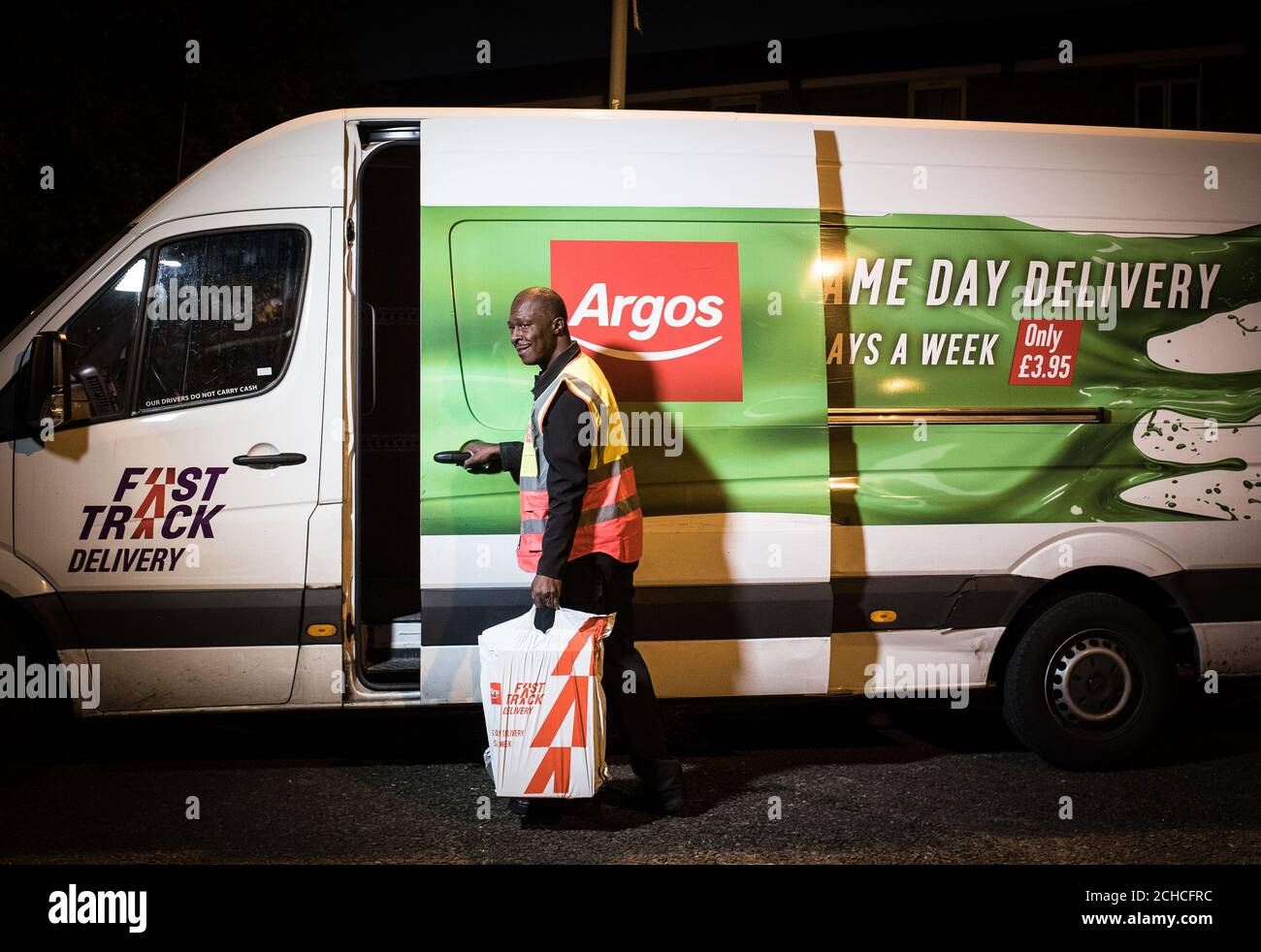 REDAKTIONELLE NUTZUNG NUR Neil Hart aus Wimbledon ist einer der ersten Menschen in Großbritannien, der eine Xbox One X erhält, die heute als allgemeine Veröffentlichung veröffentlicht wird und kurz nach Mitternacht direkt an seine Haustür geliefert wird. Stockfoto