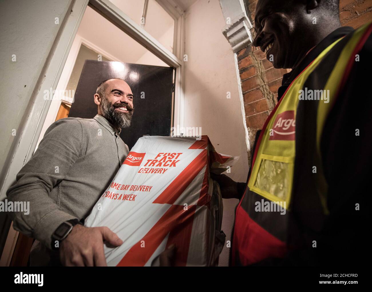 REDAKTIONELLE NUTZUNG NUR Neil Hart aus Wimbledon ist einer der ersten Menschen in Großbritannien, der eine Xbox One X erhält, die heute als allgemeine Veröffentlichung veröffentlicht wird und kurz nach Mitternacht direkt an seine Haustür geliefert wird. Stockfoto