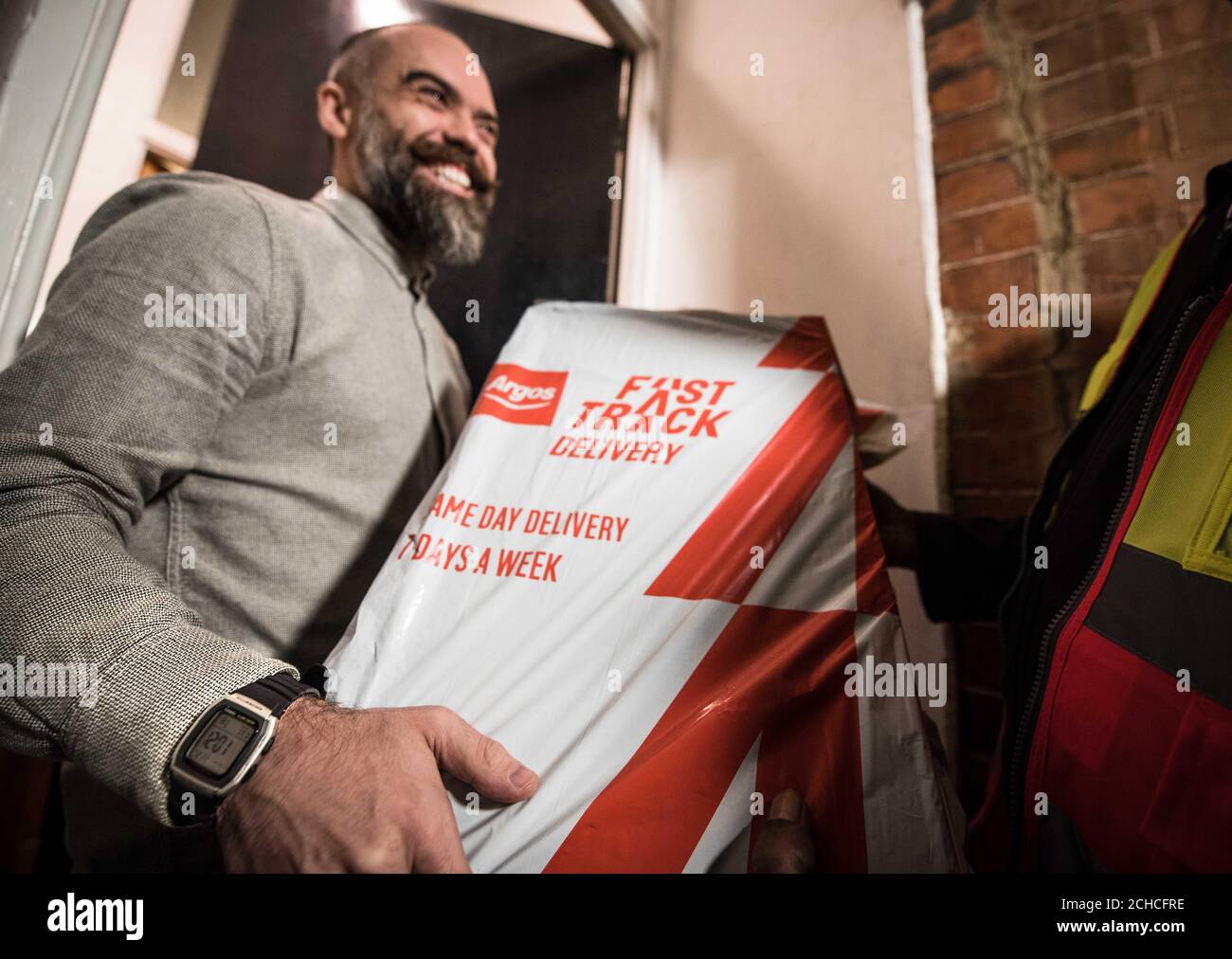 REDAKTIONELLE NUTZUNG NUR Neil Hart aus Wimbledon ist einer der ersten Menschen in Großbritannien, der eine Xbox One X erhält, die heute als allgemeine Veröffentlichung veröffentlicht wird und kurz nach Mitternacht direkt an seine Haustür geliefert wird. Stockfoto